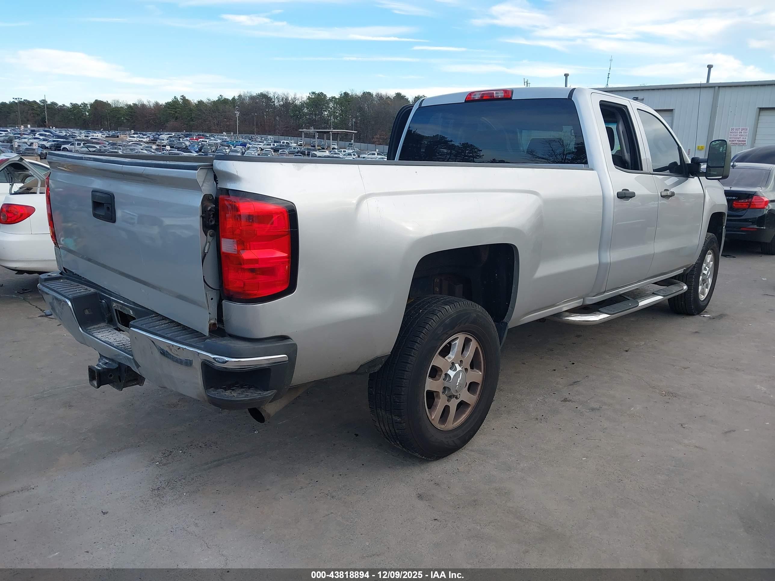 CHEVROLET SILVERADO image 4