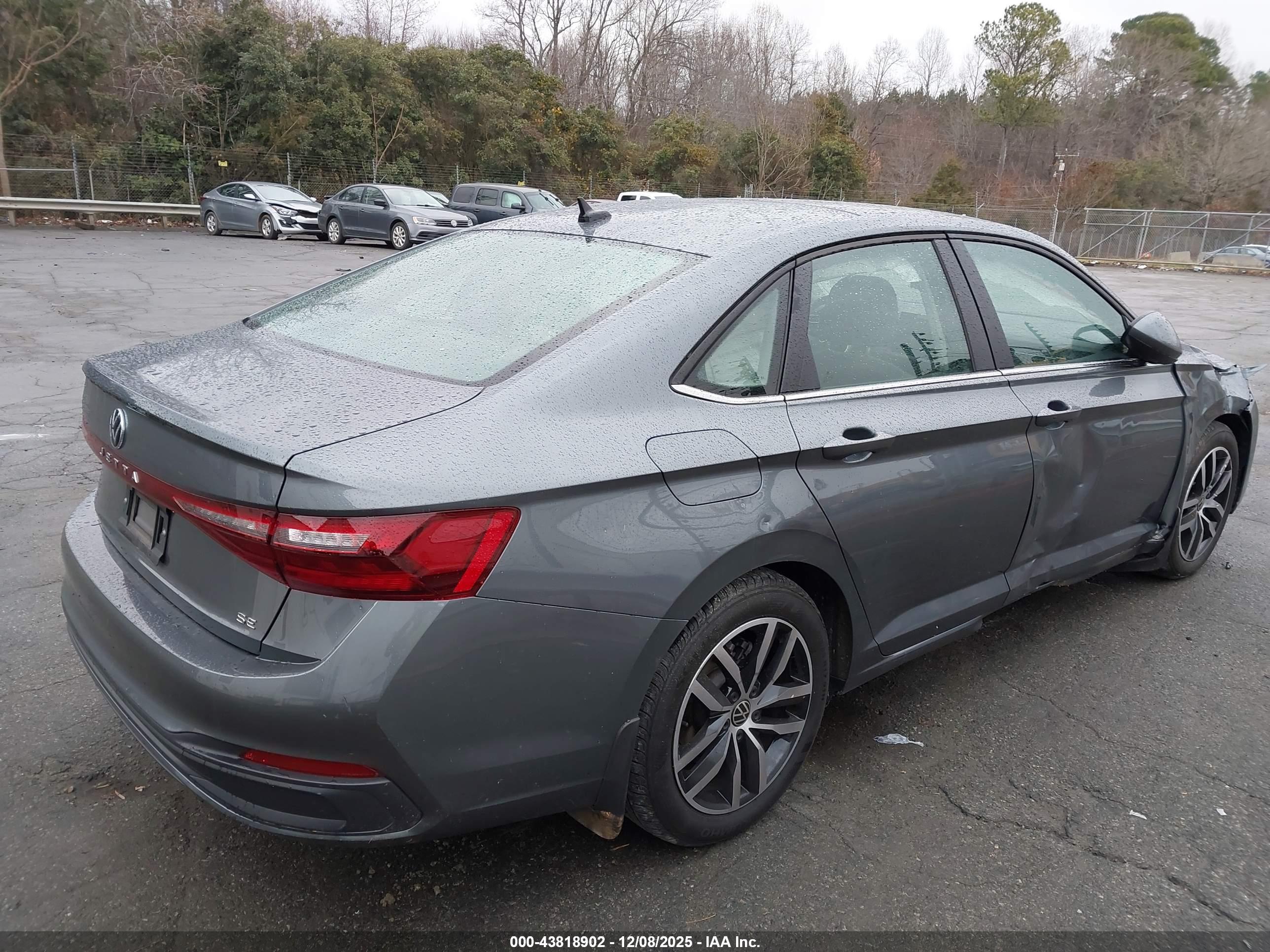 VOLKSWAGEN JETTA image 4