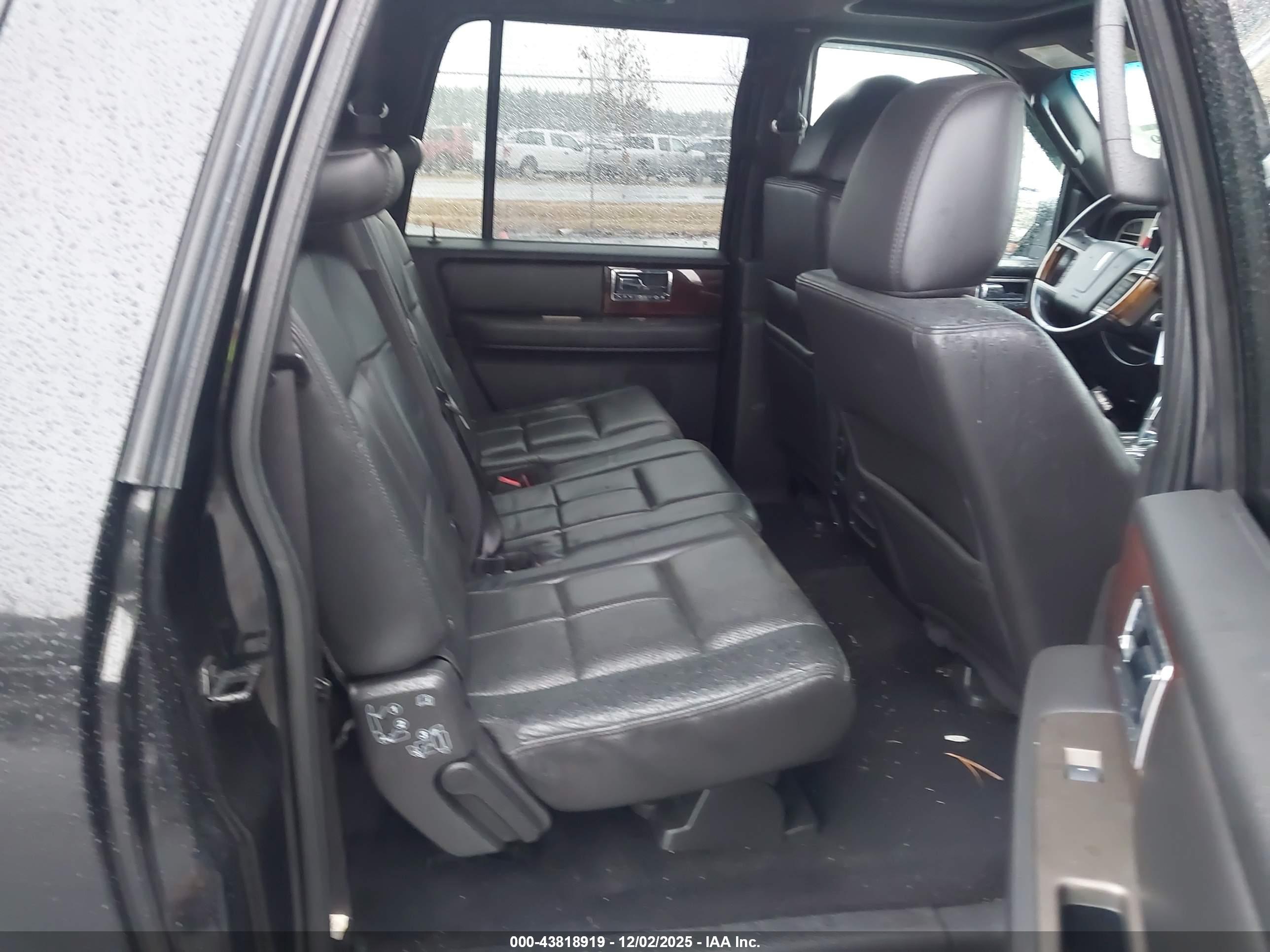 LINCOLN NAVIGATOR image 8
