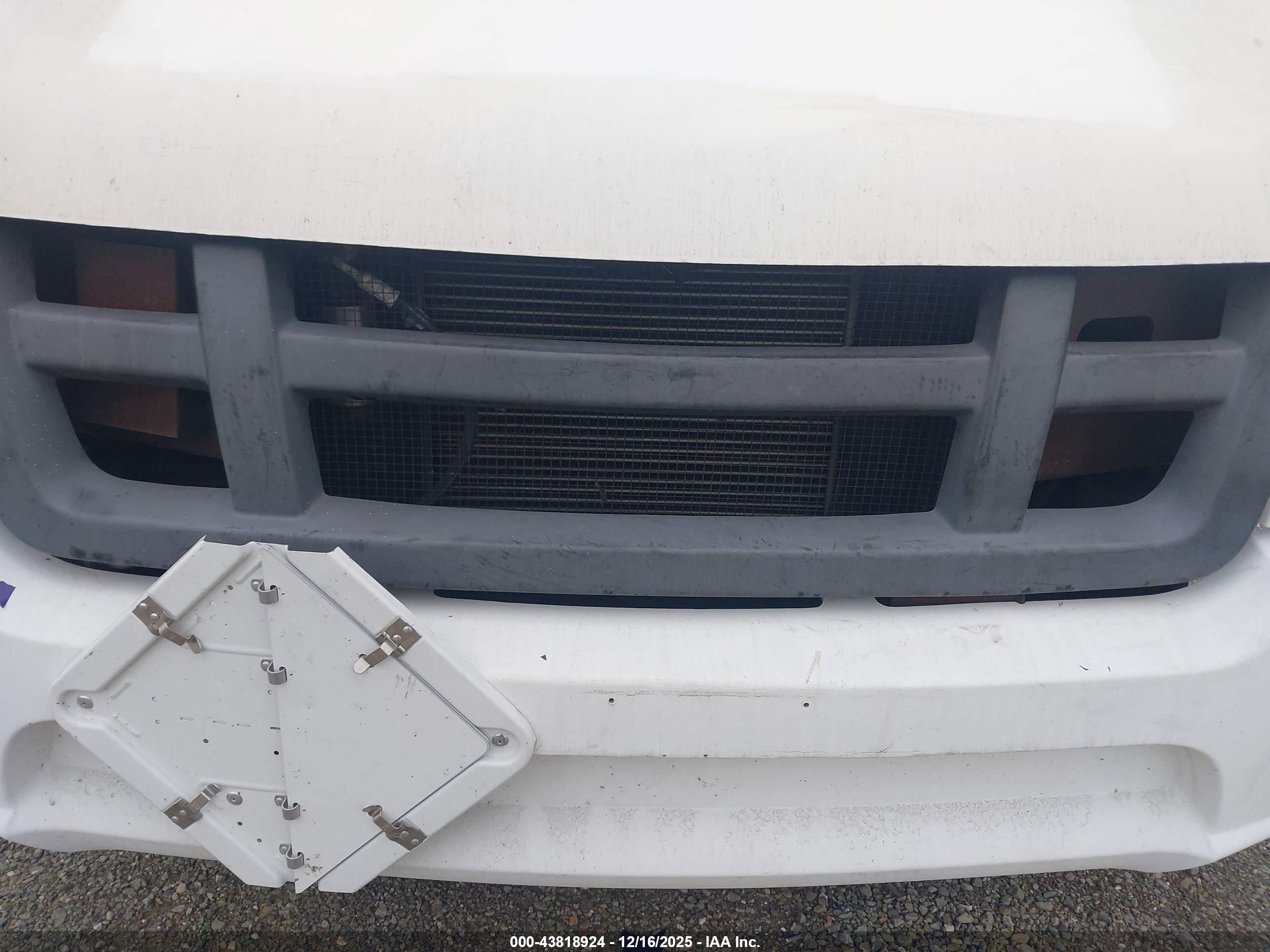 ISUZU NPR image 10