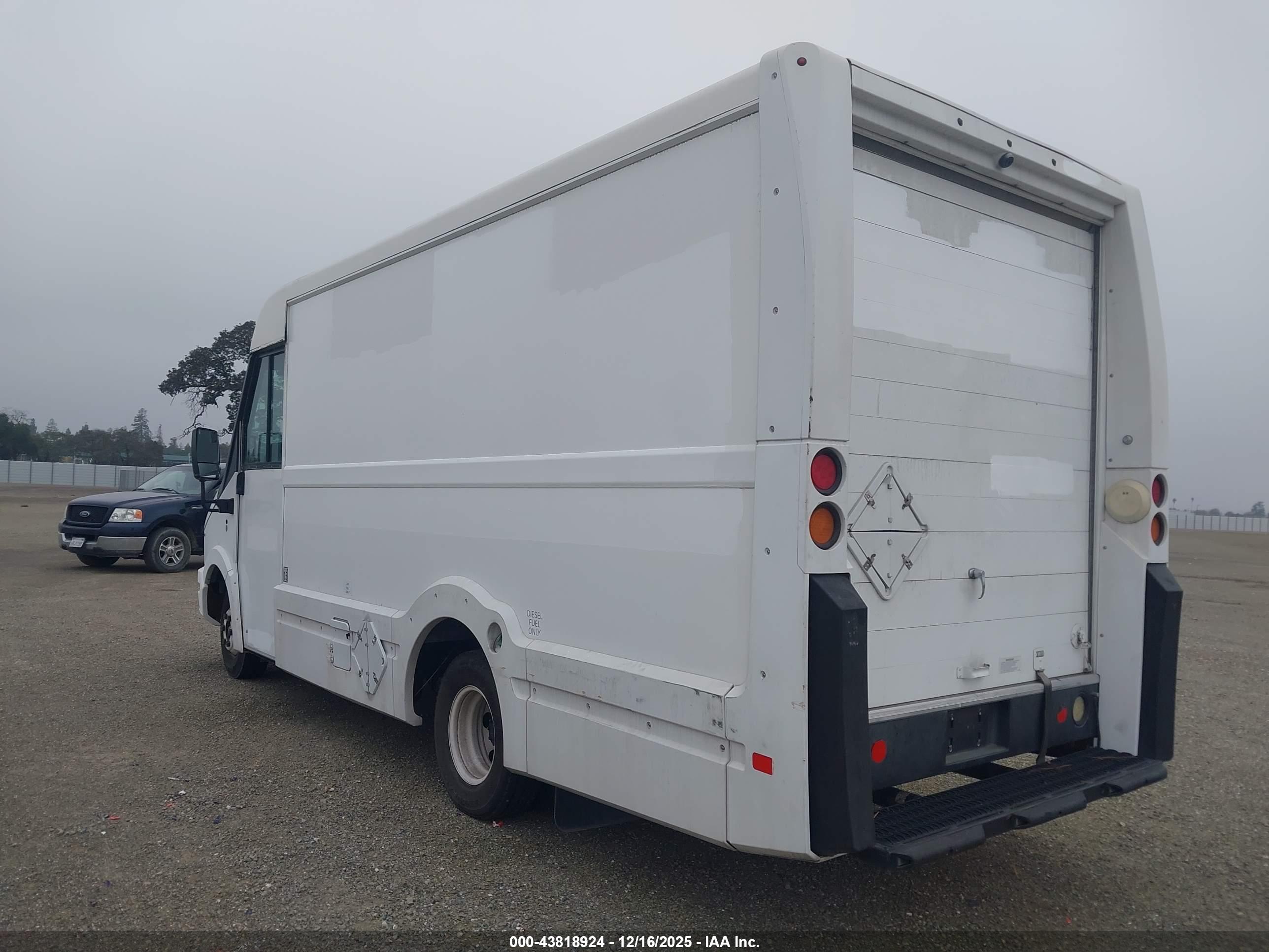 ISUZU NPR image 3