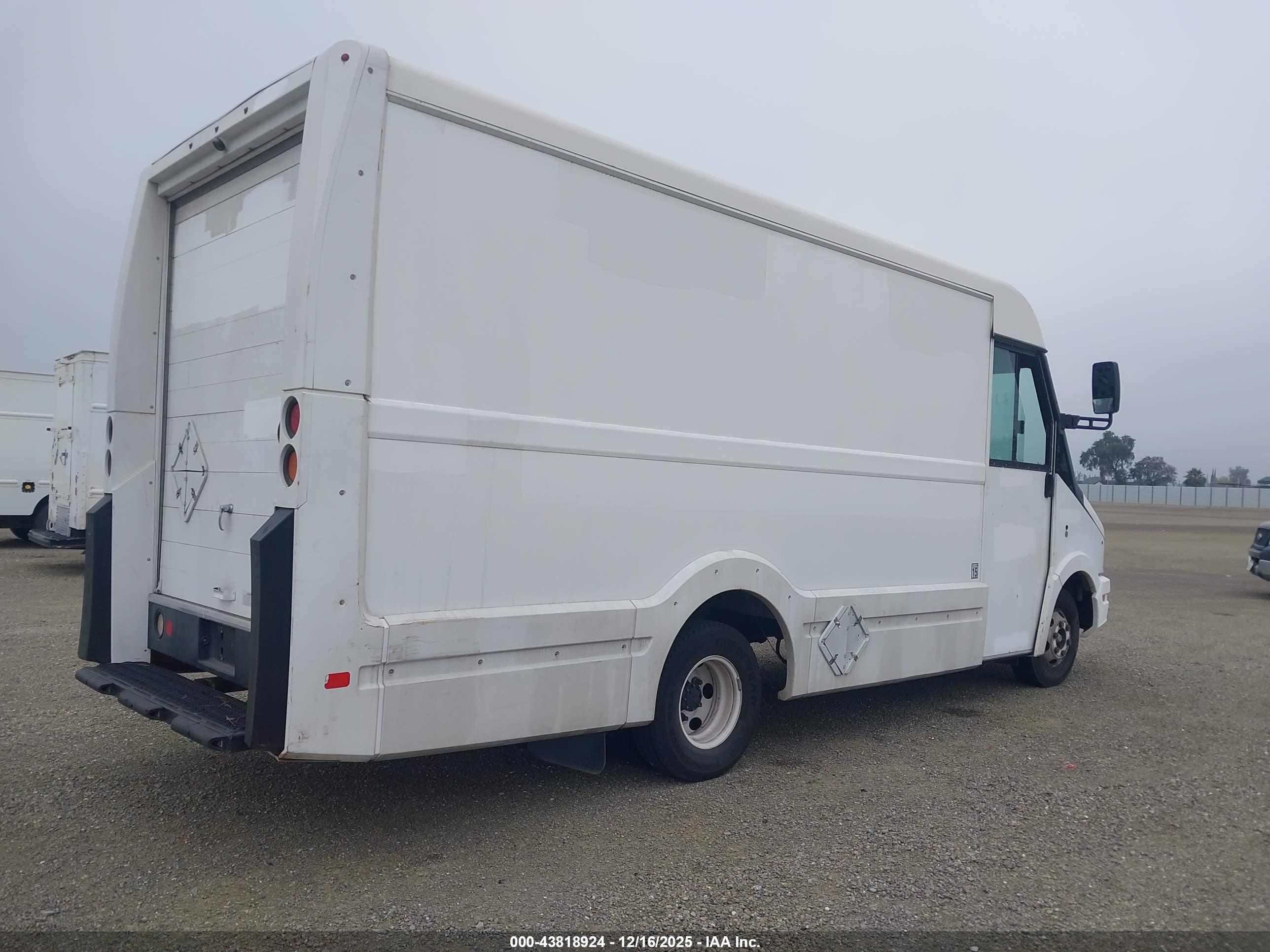ISUZU NPR image 4