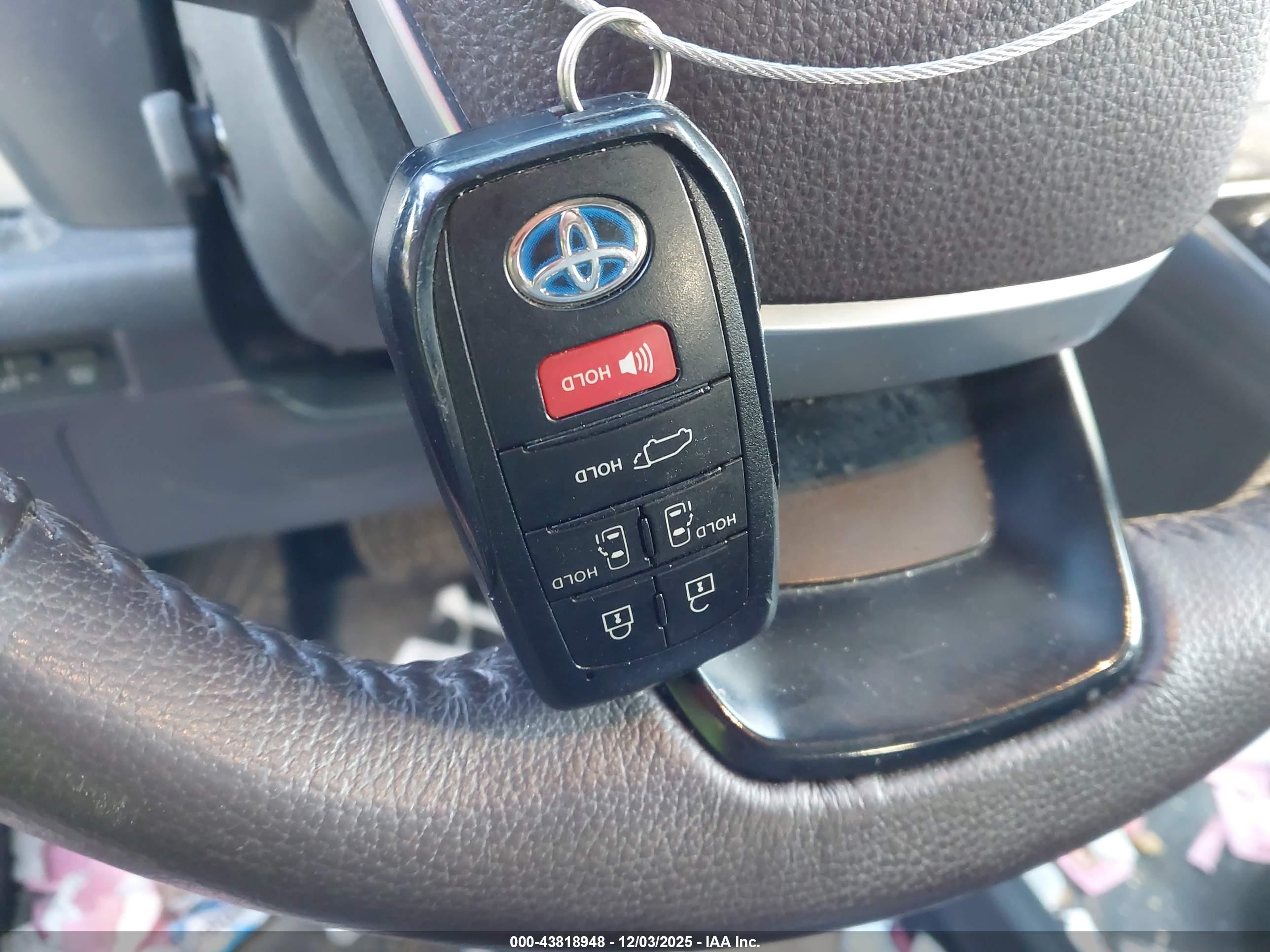 TOYOTA SIENNA image 11
