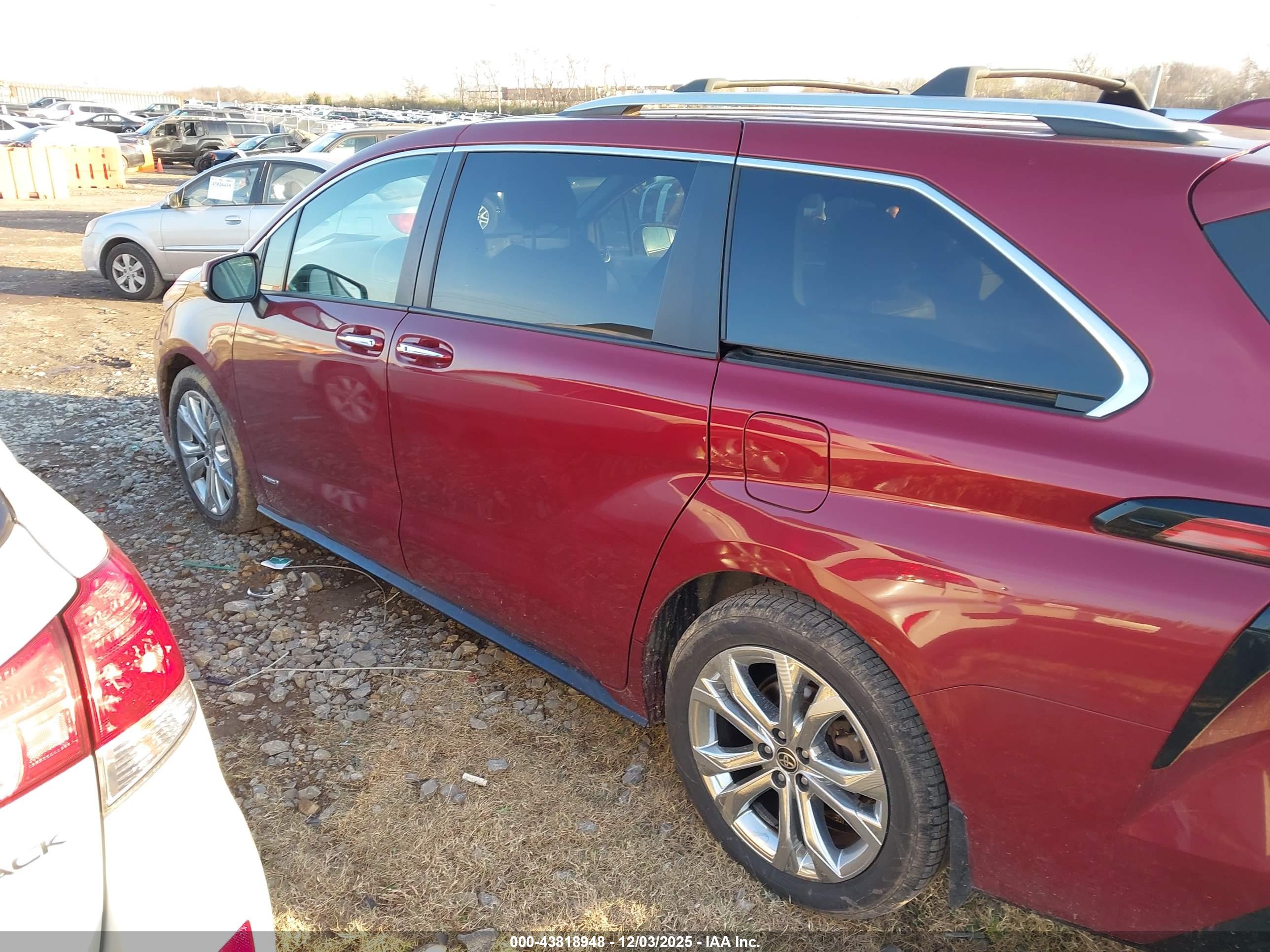 TOYOTA SIENNA image 3
