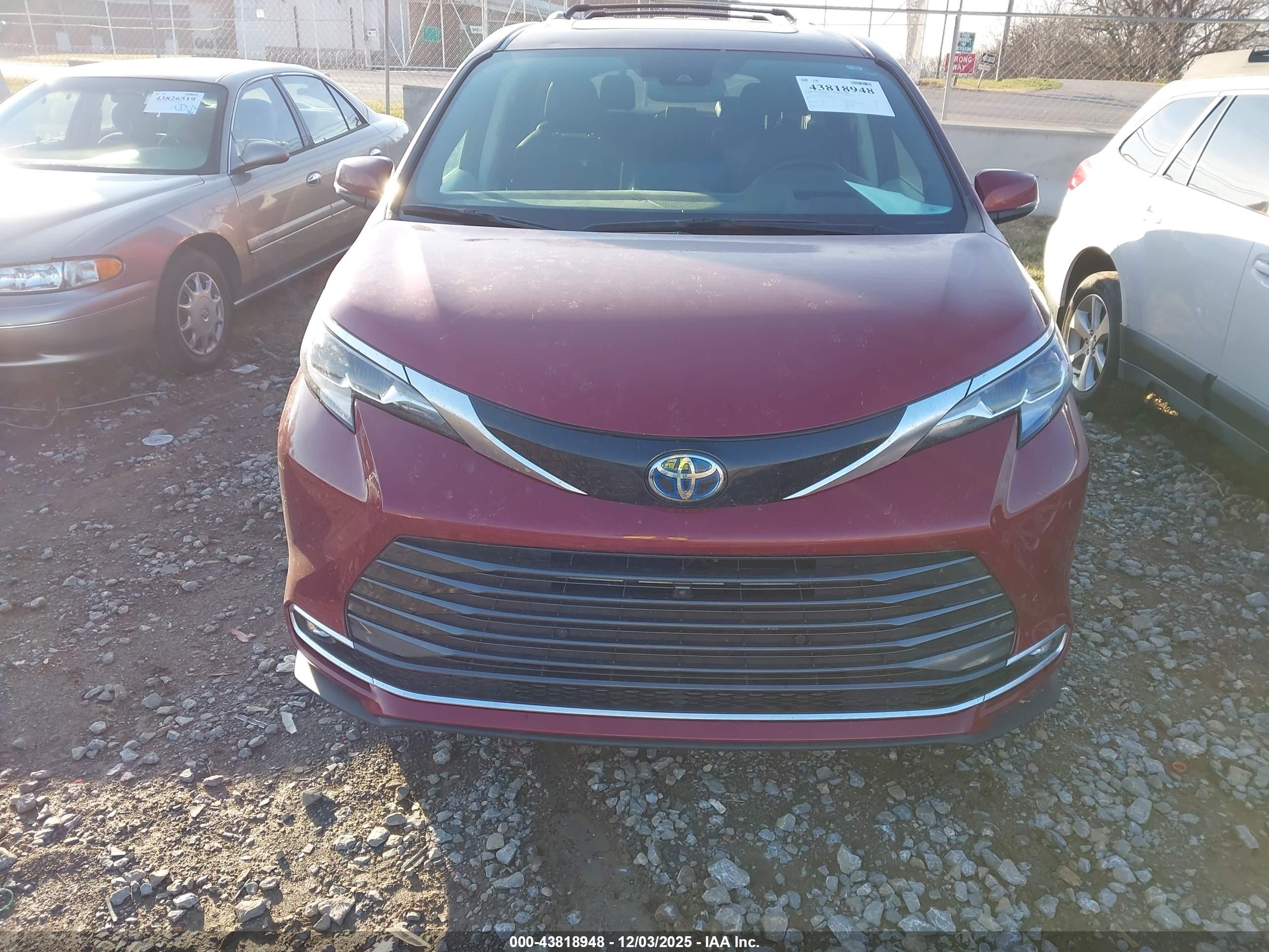 TOYOTA SIENNA image 6