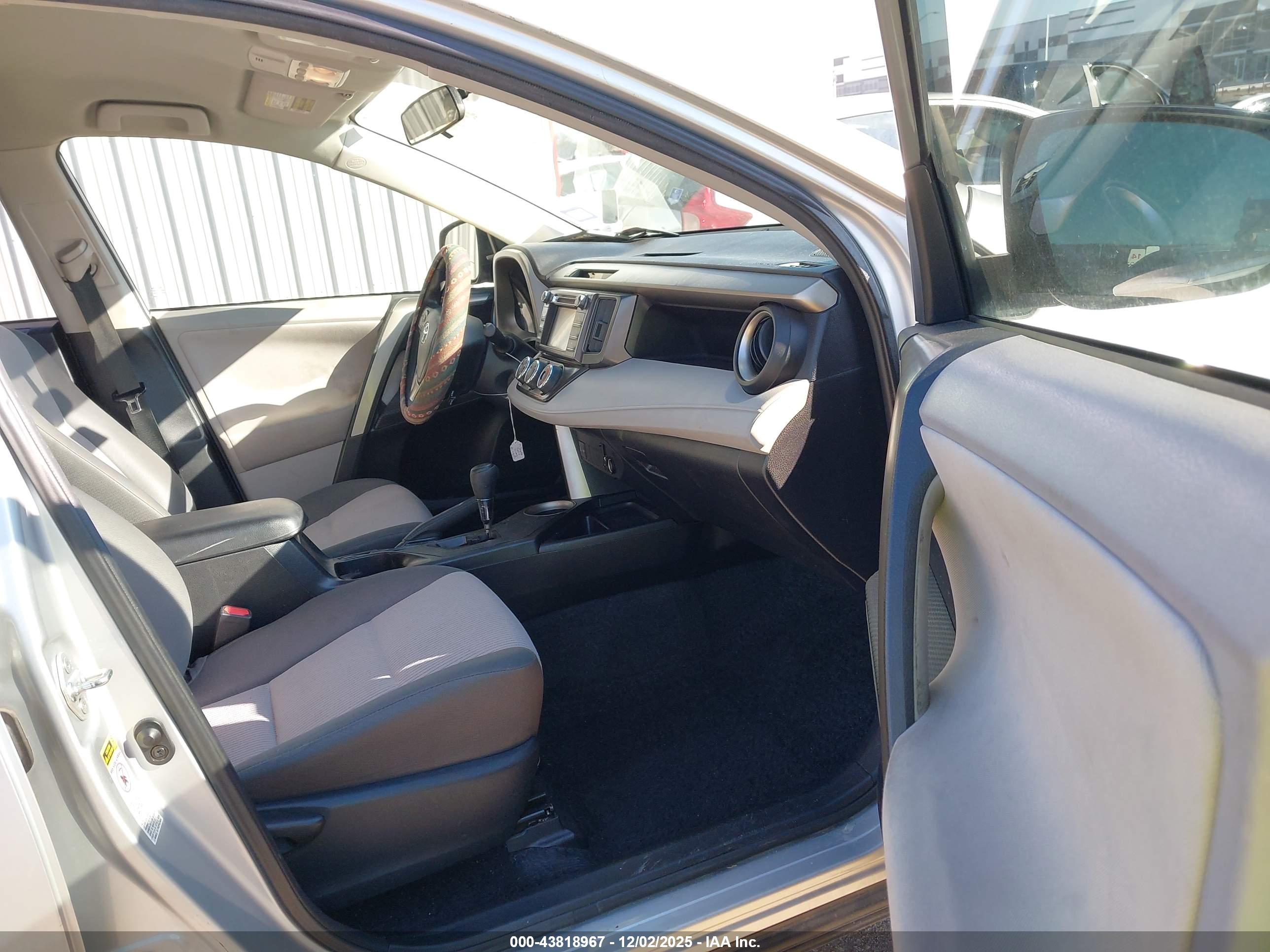 TOYOTA RAV4 image 5