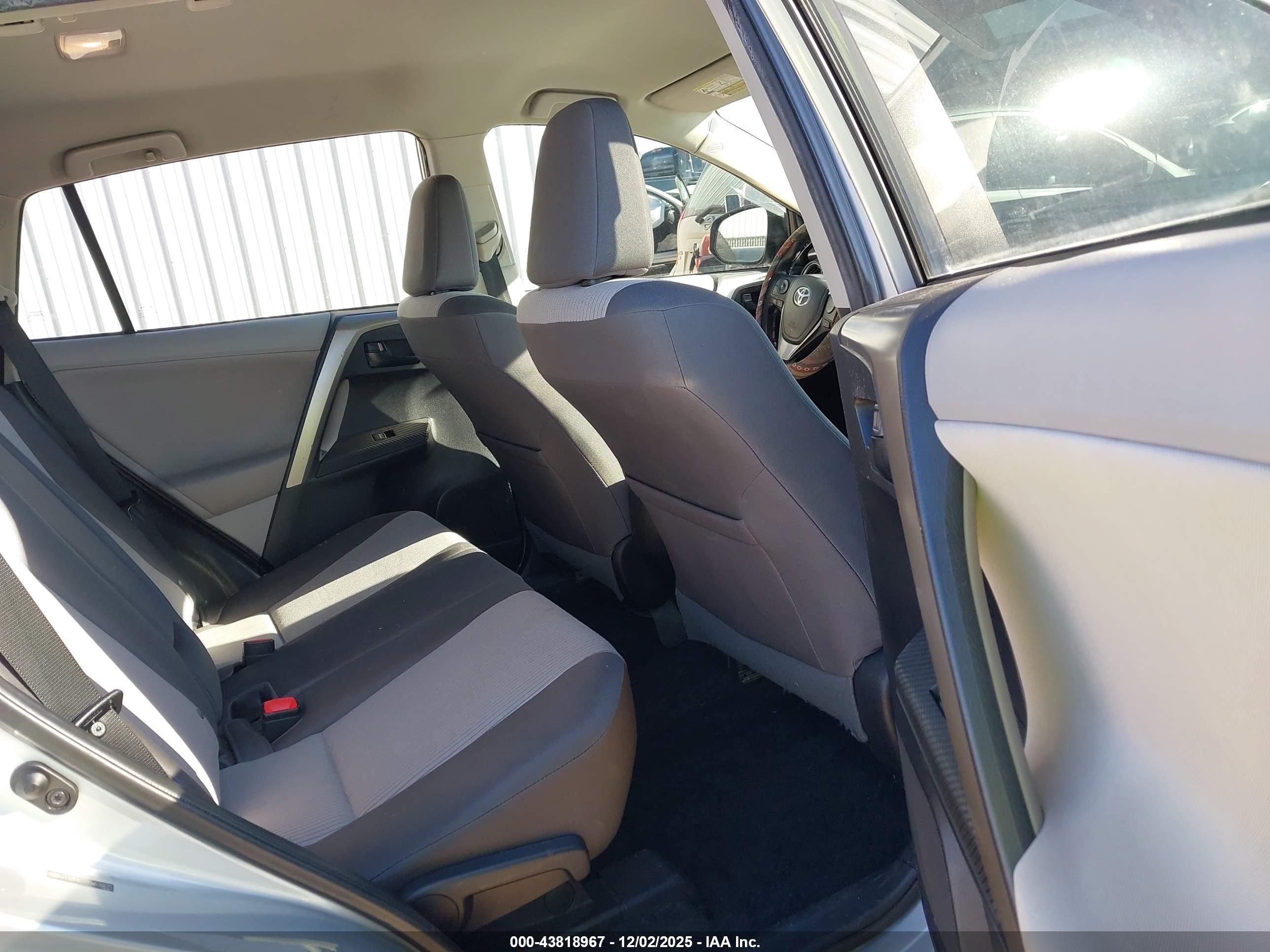 TOYOTA RAV4 image 8