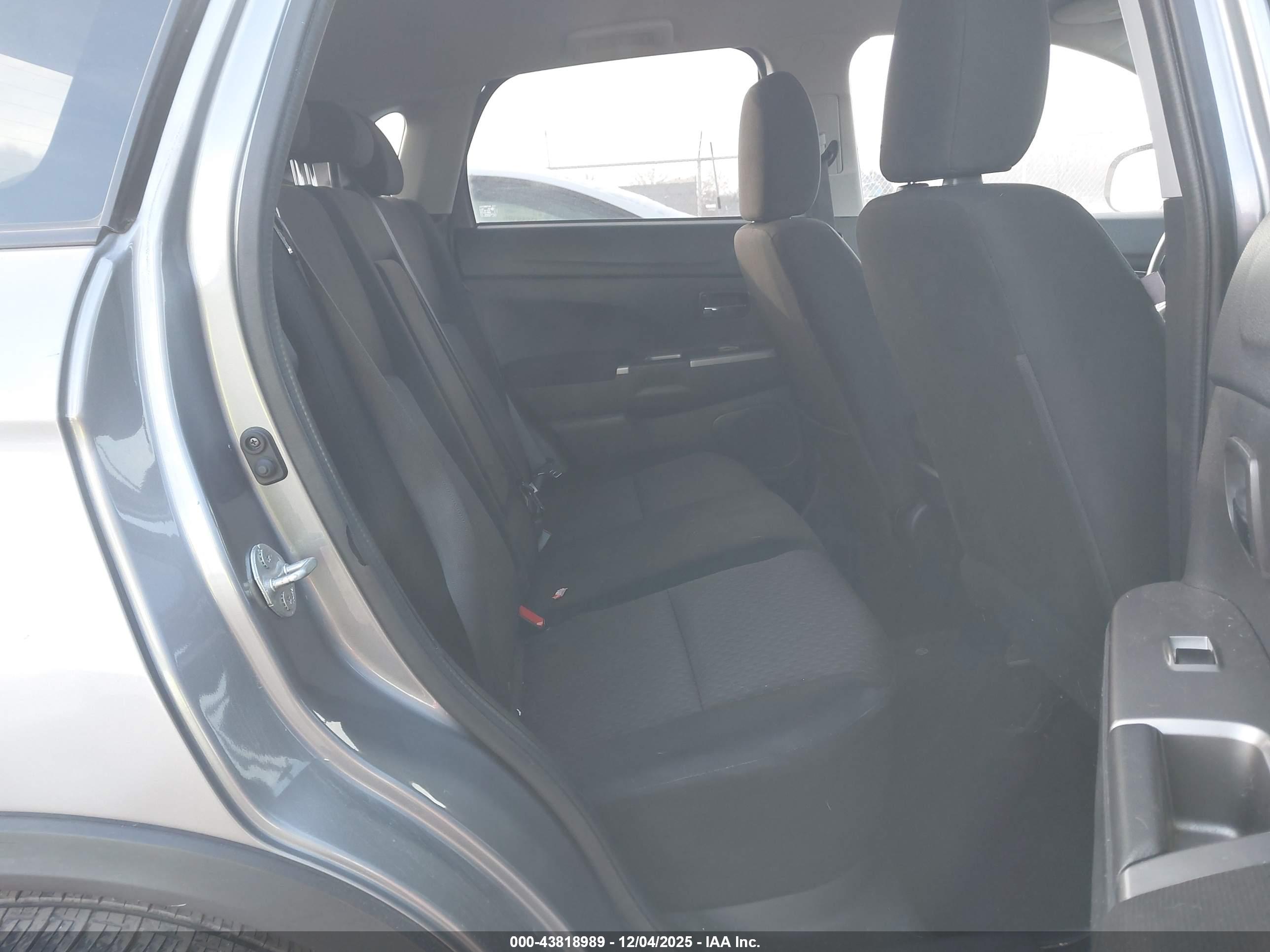 MITSUBISHI OUTLANDER image 8