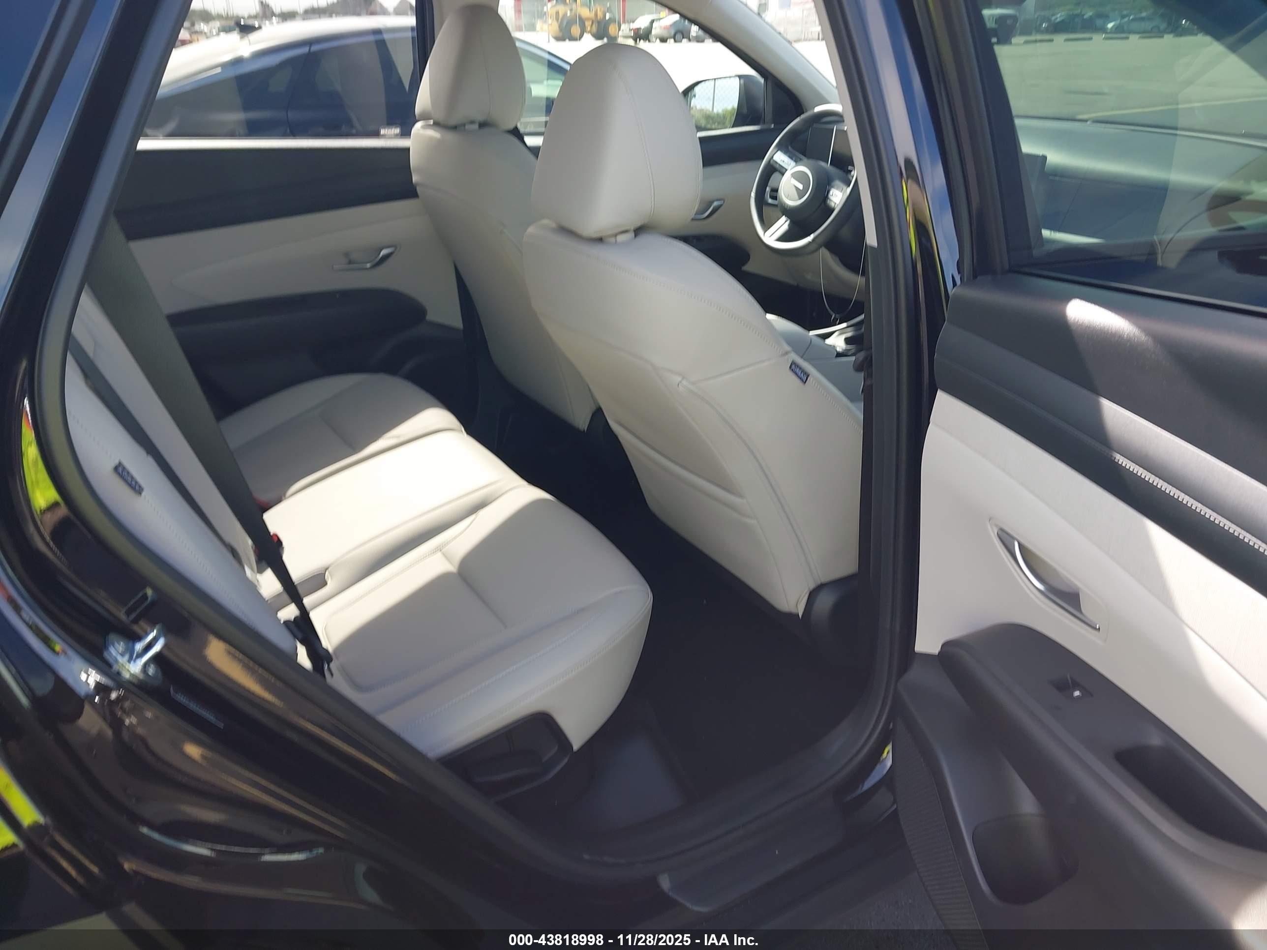 HYUNDAI TUCSON image 8