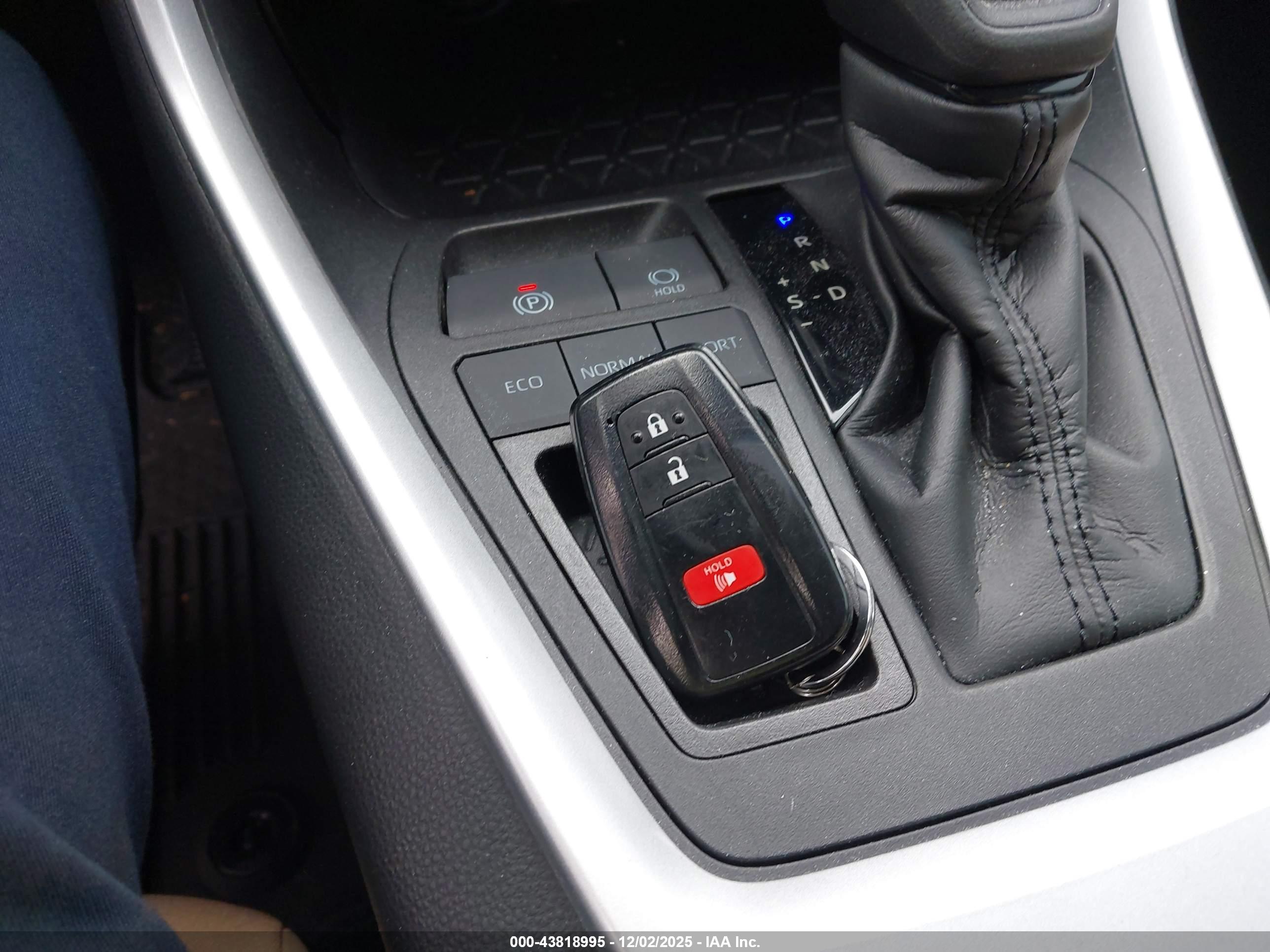 TOYOTA RAV4 image 11