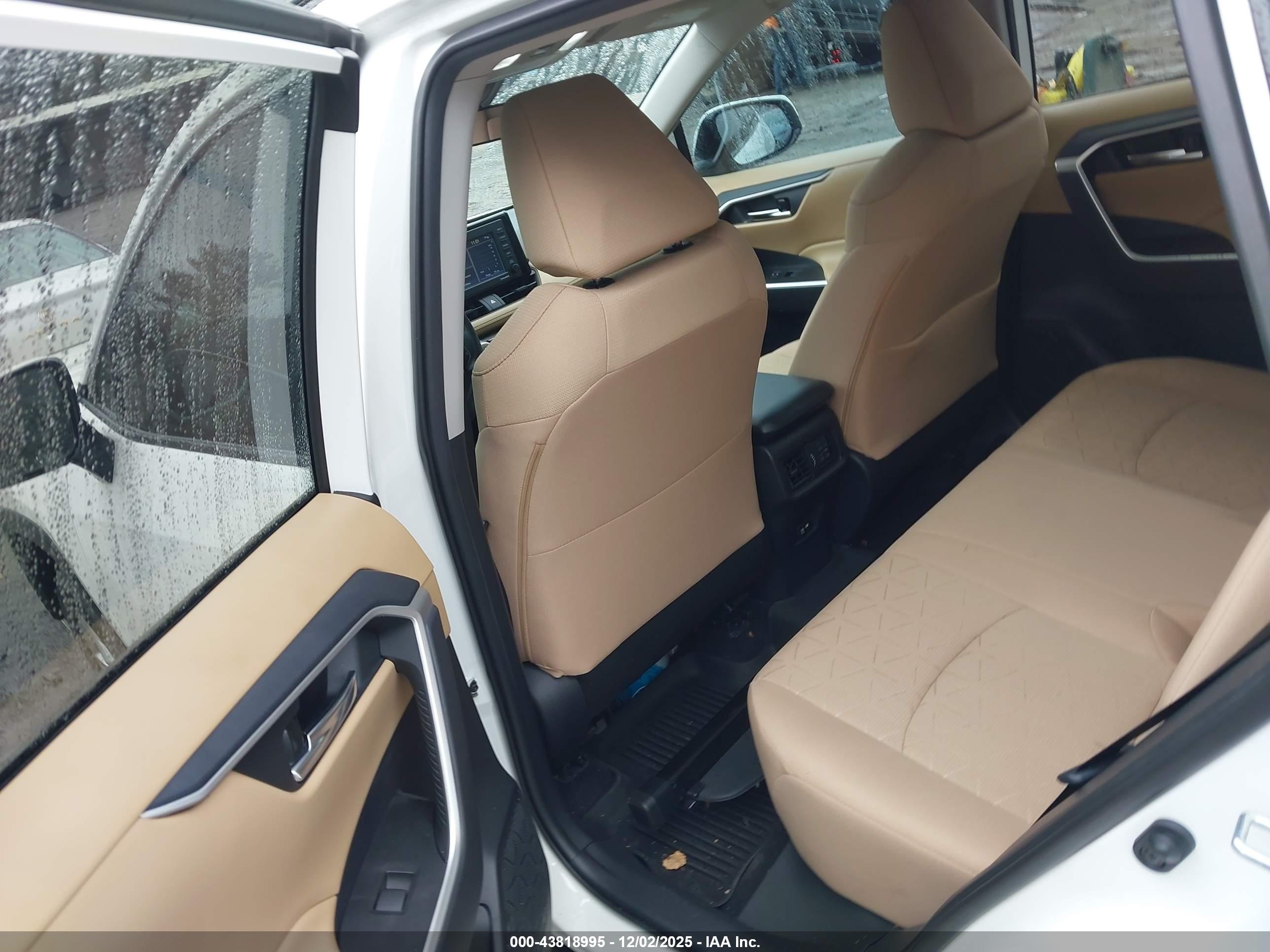 TOYOTA RAV4 image 8