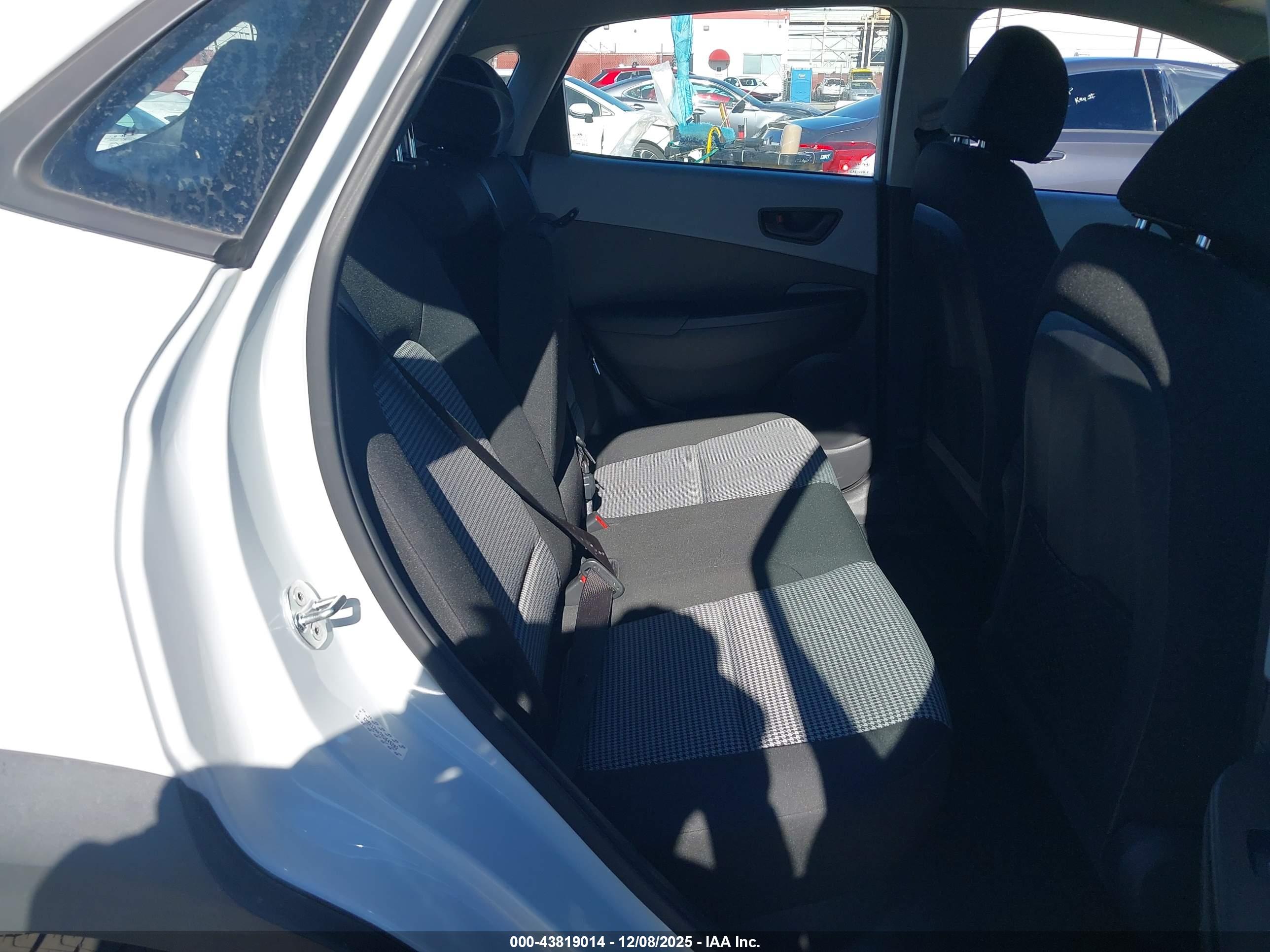 HYUNDAI KONA image 8