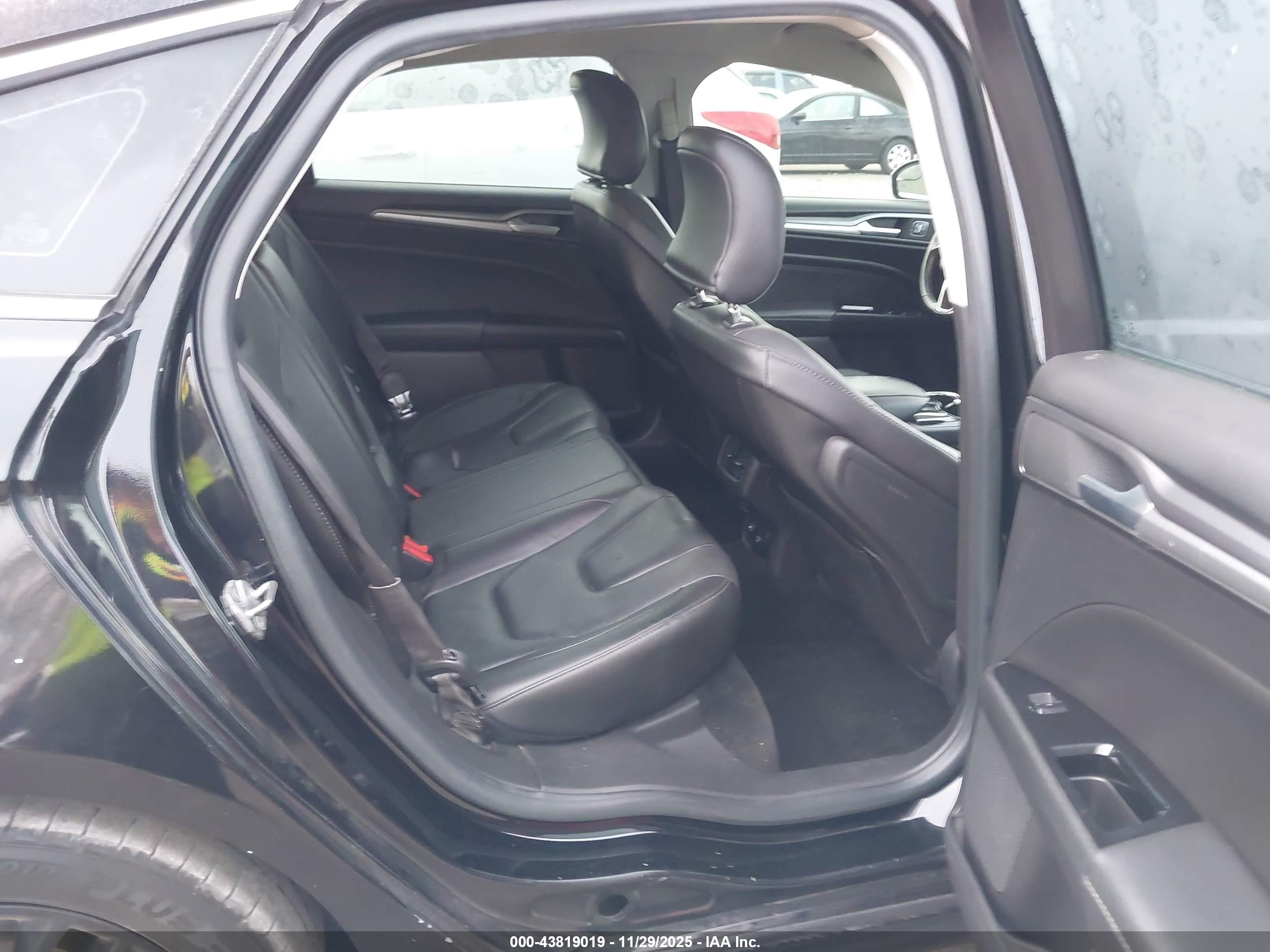 FORD FUSION image 8