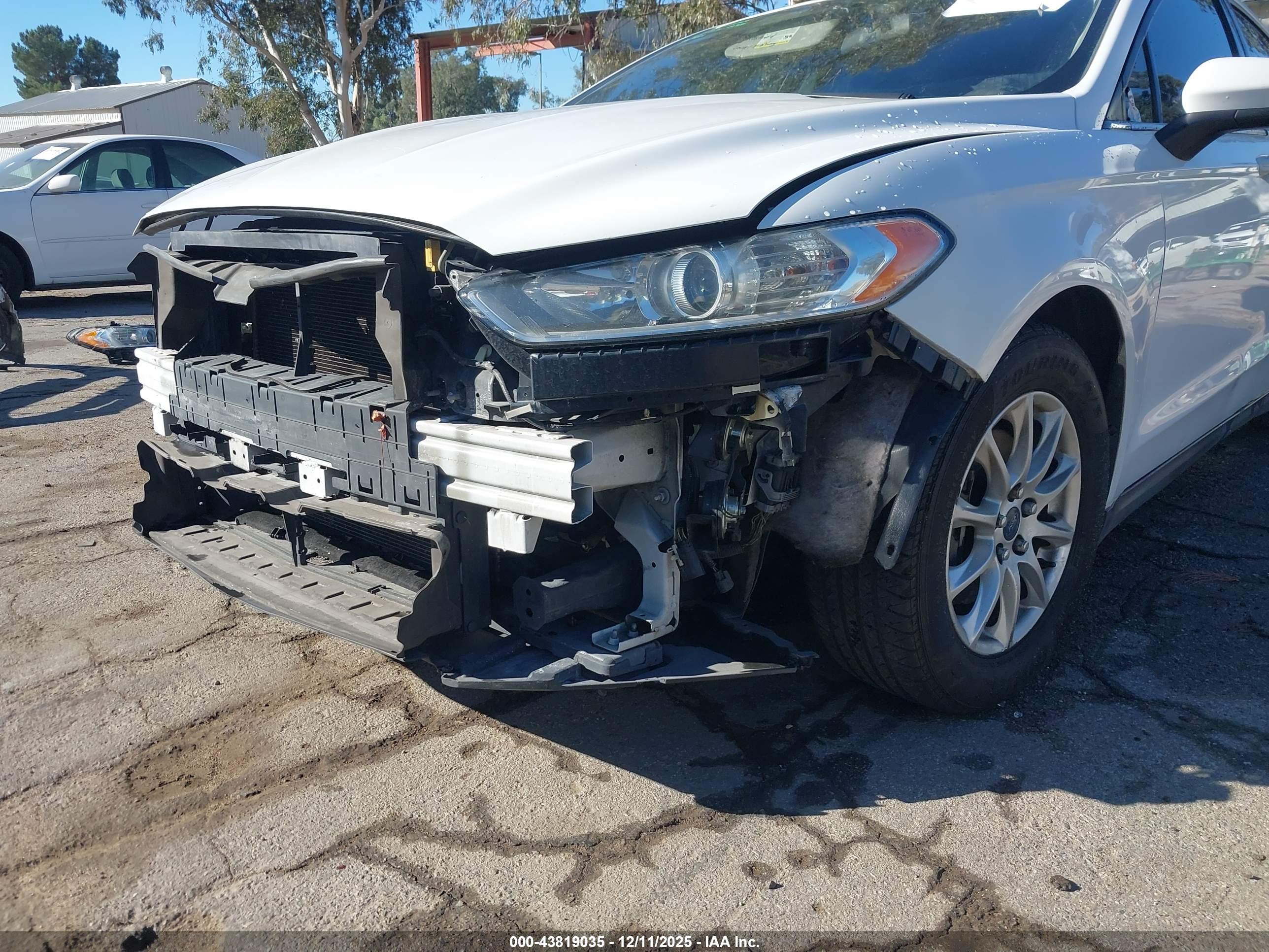 FORD FUSION image 6