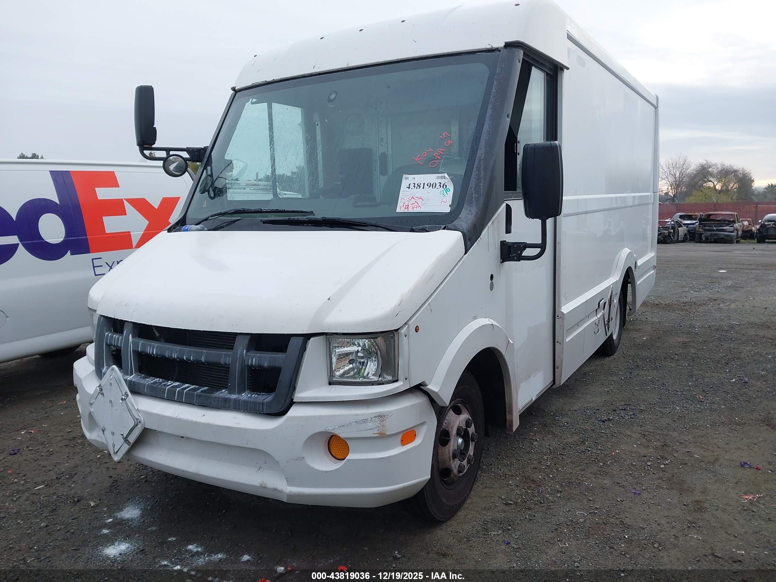 ISUZU NPR image 2