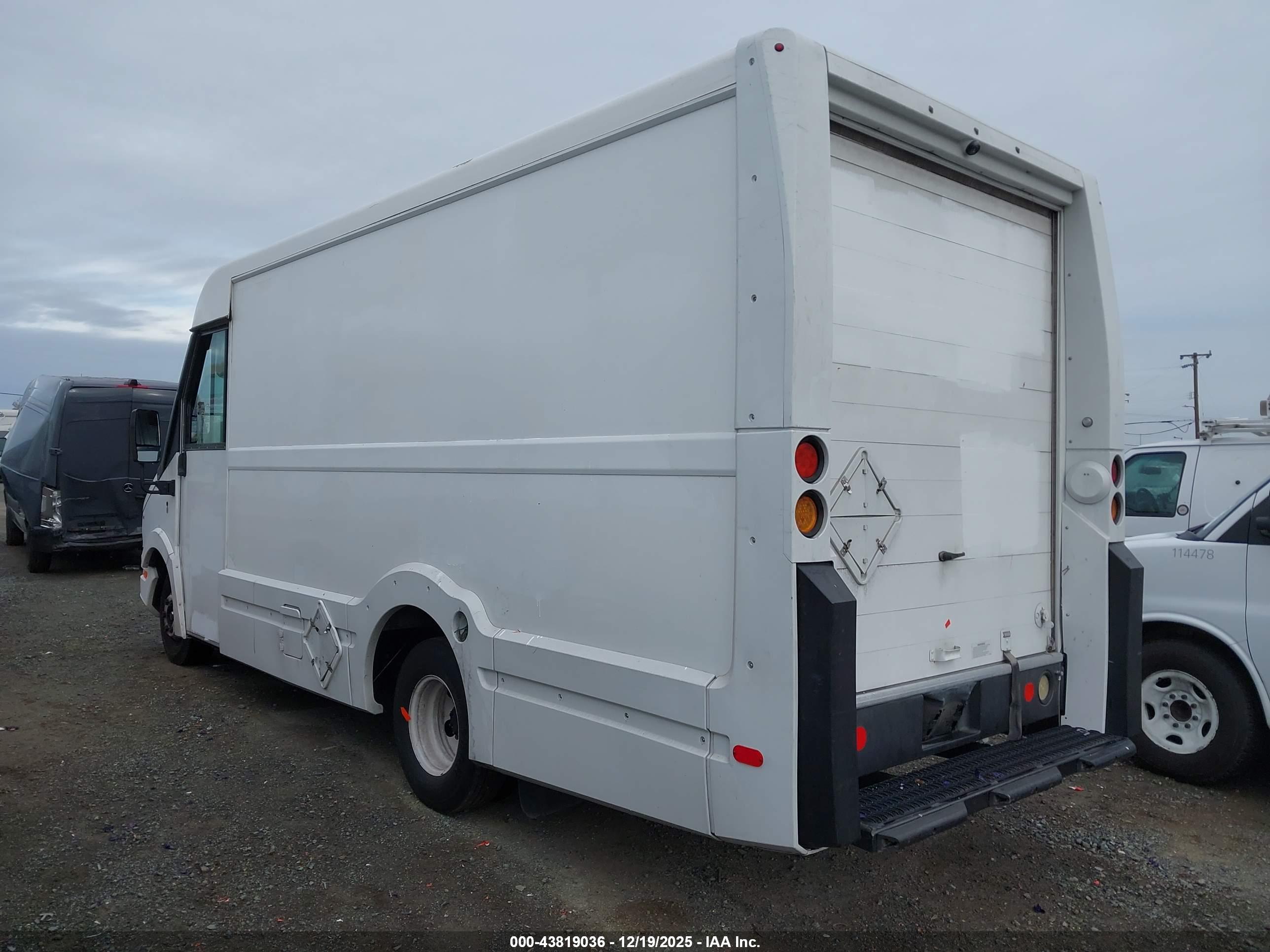 ISUZU NPR image 3