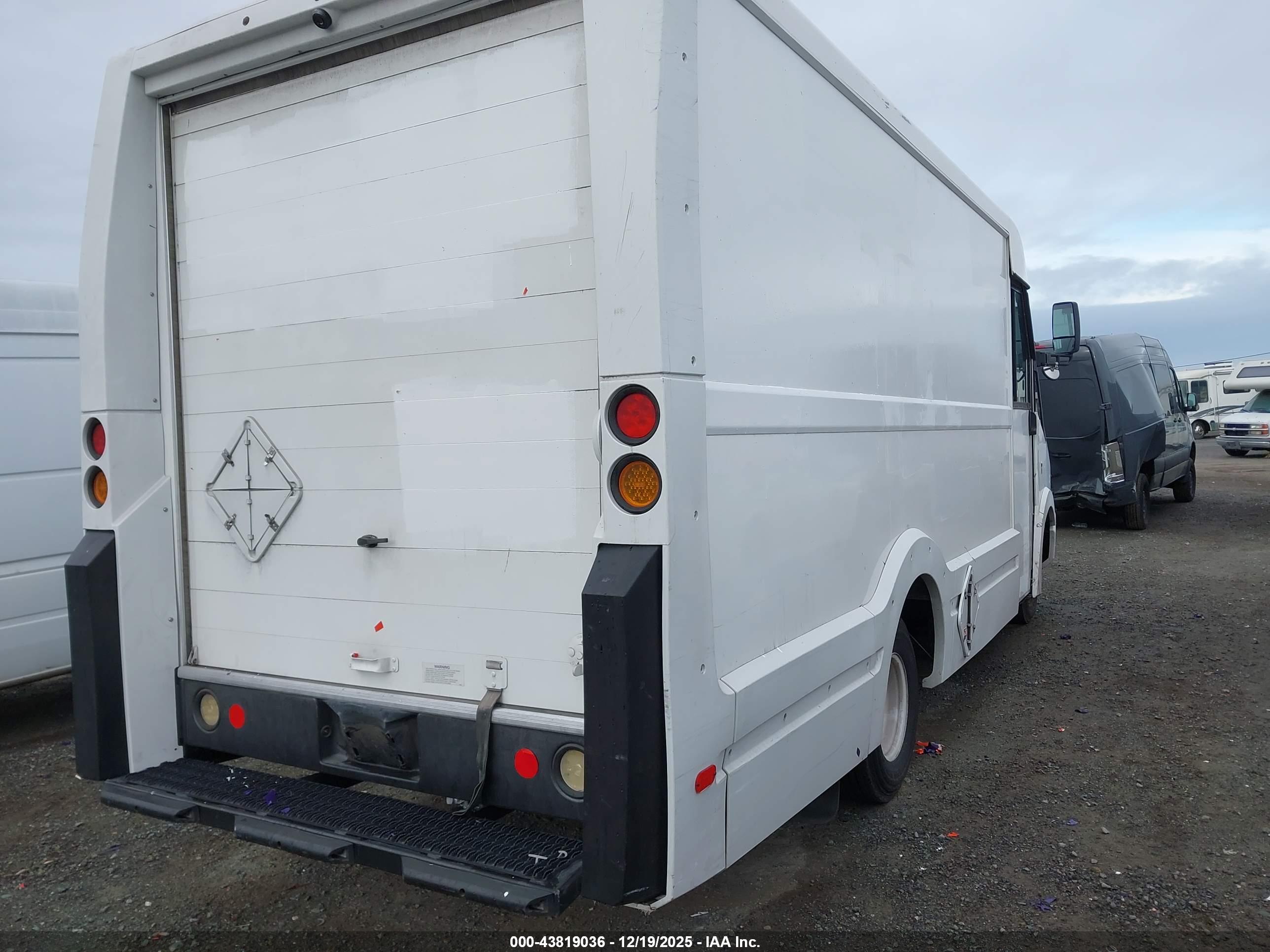 ISUZU NPR image 4