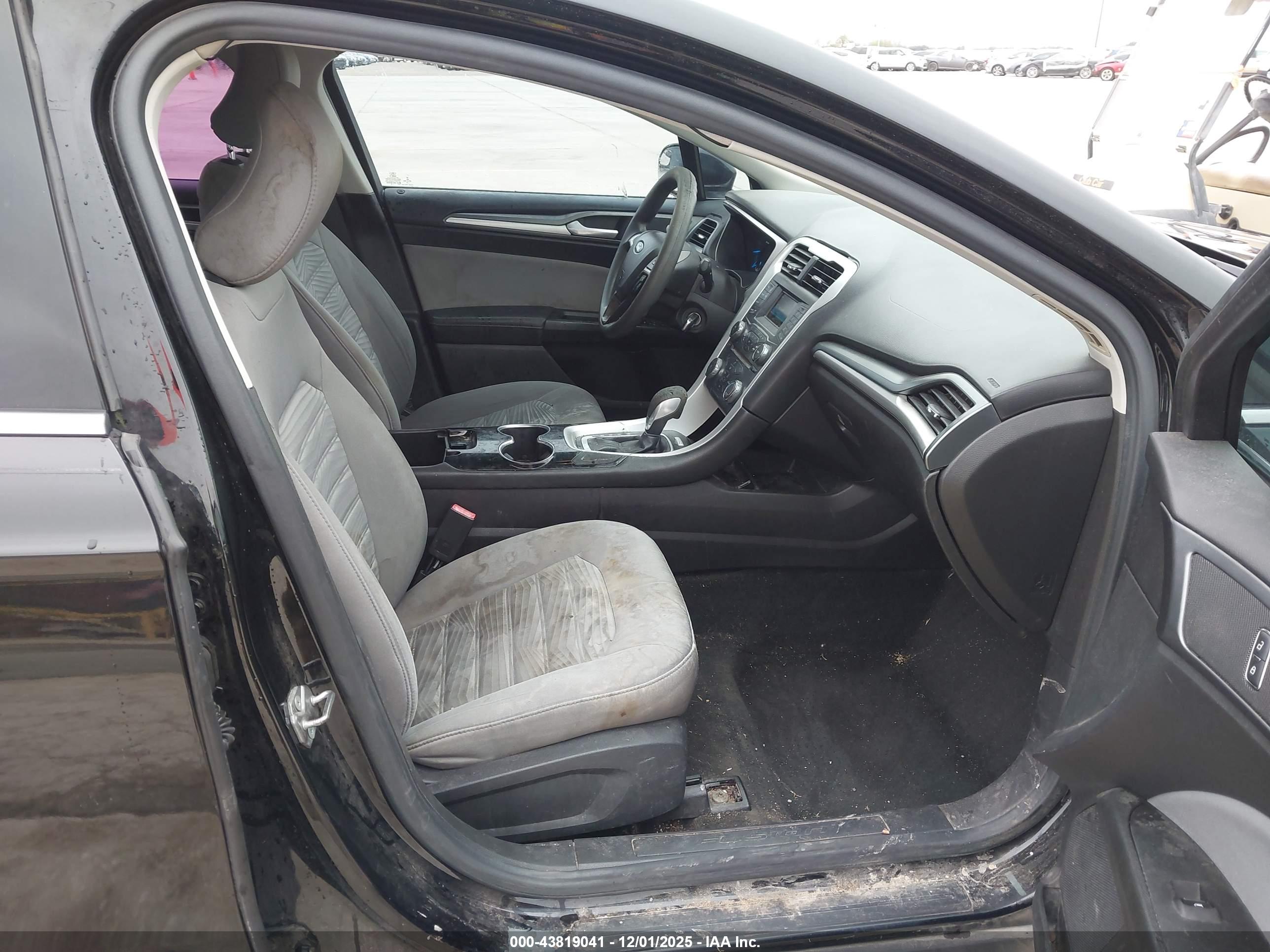 FORD FUSION image 5