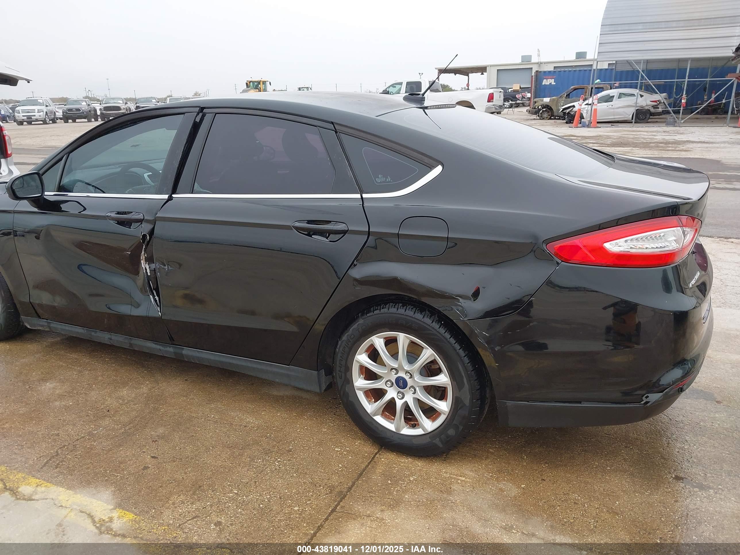 FORD FUSION image 6