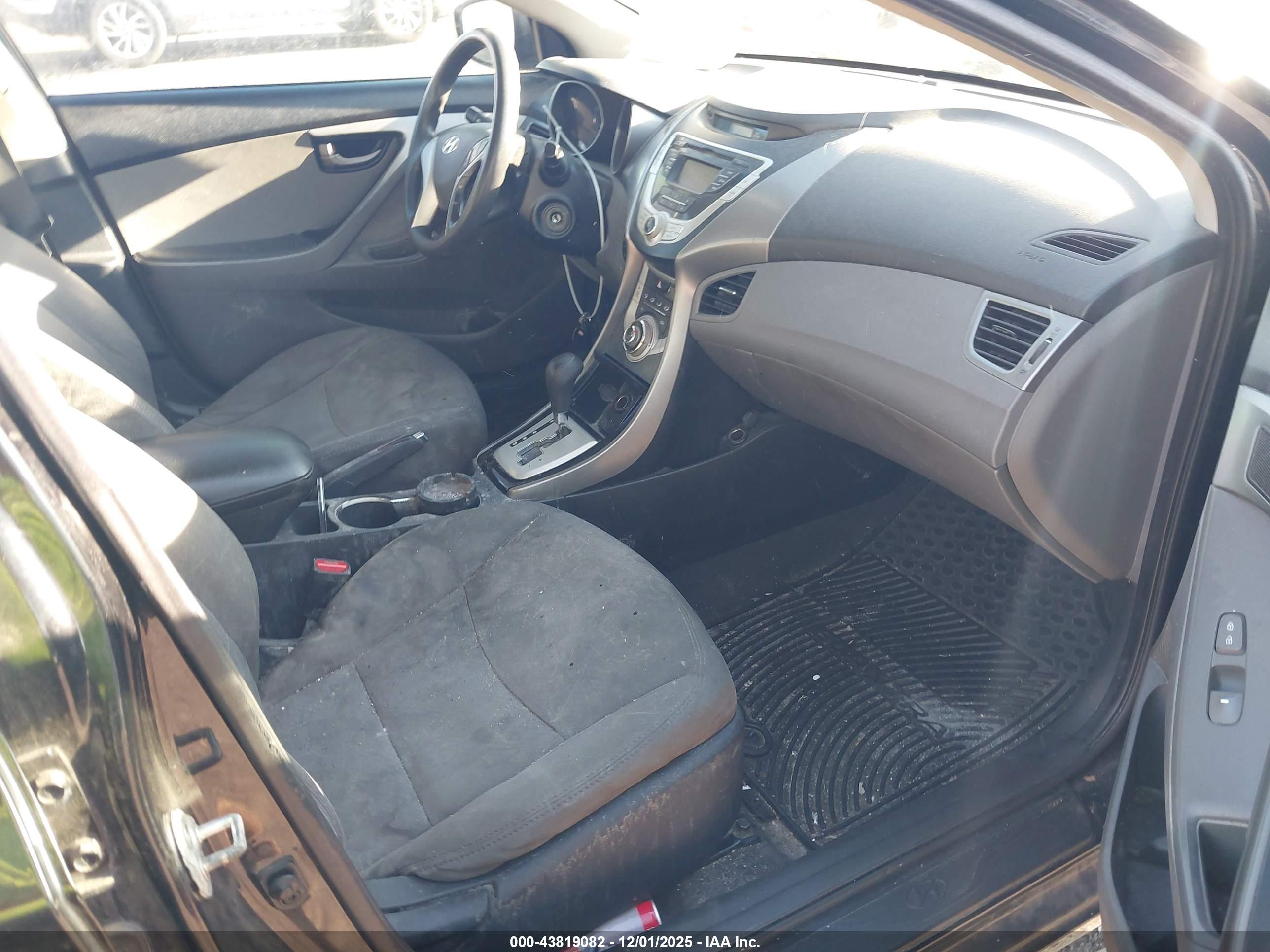 HYUNDAI ELANTRA image 5
