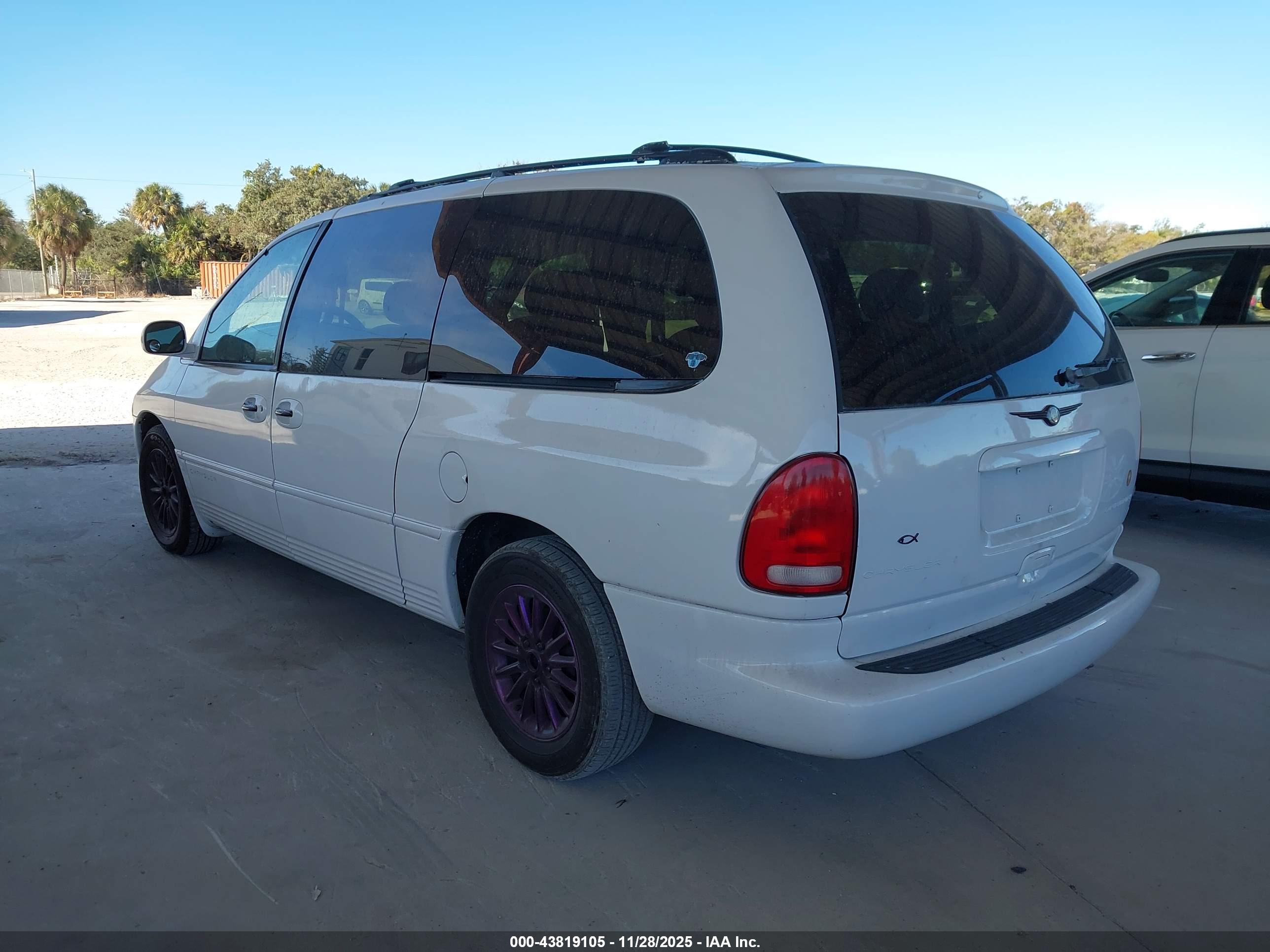 CHRYSLER TOWN image 3