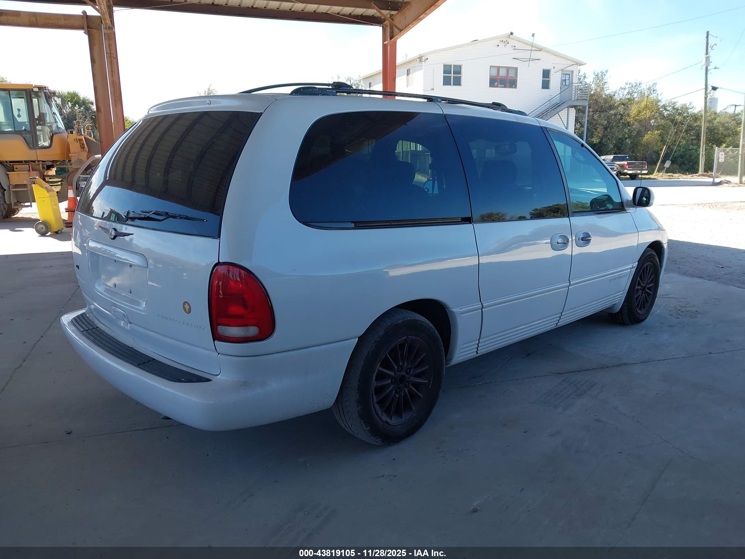 CHRYSLER TOWN image 4
