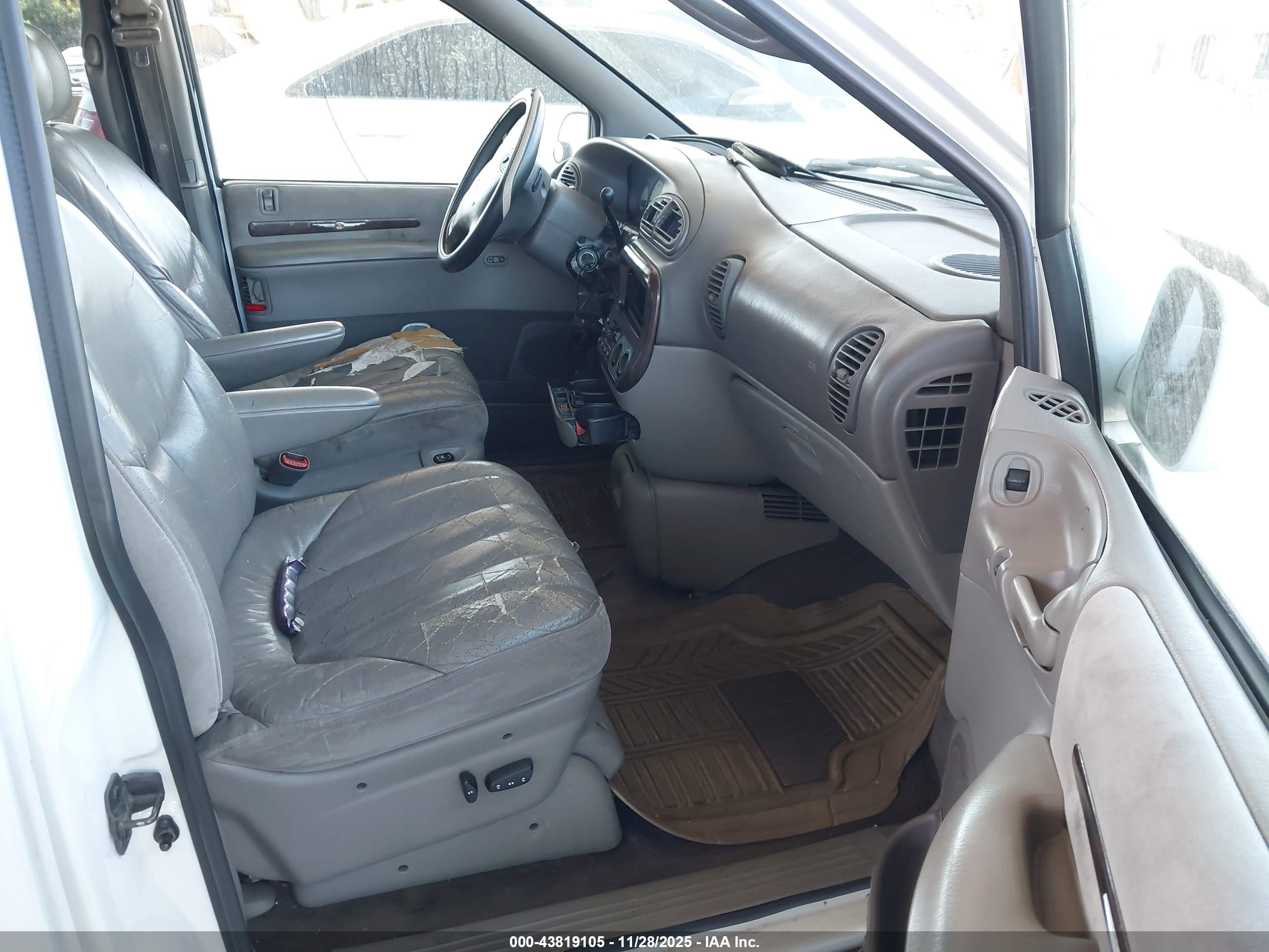 CHRYSLER TOWN image 5