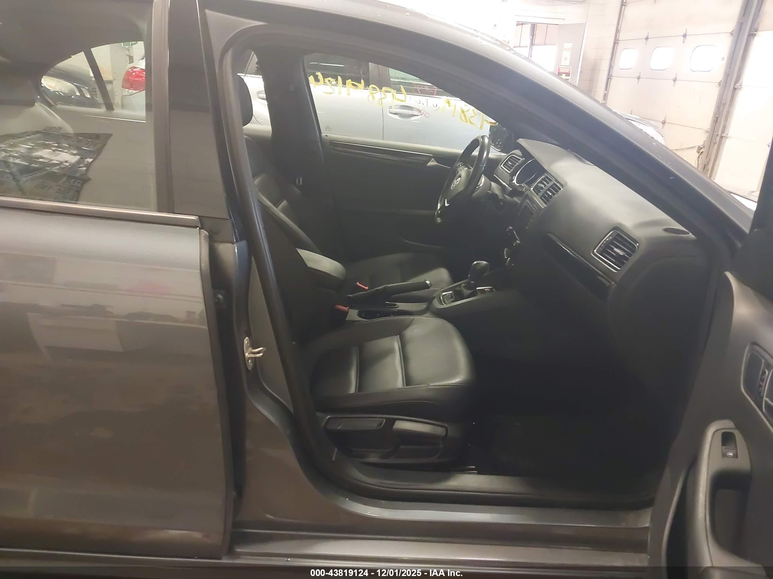 VOLKSWAGEN JETTA image 5