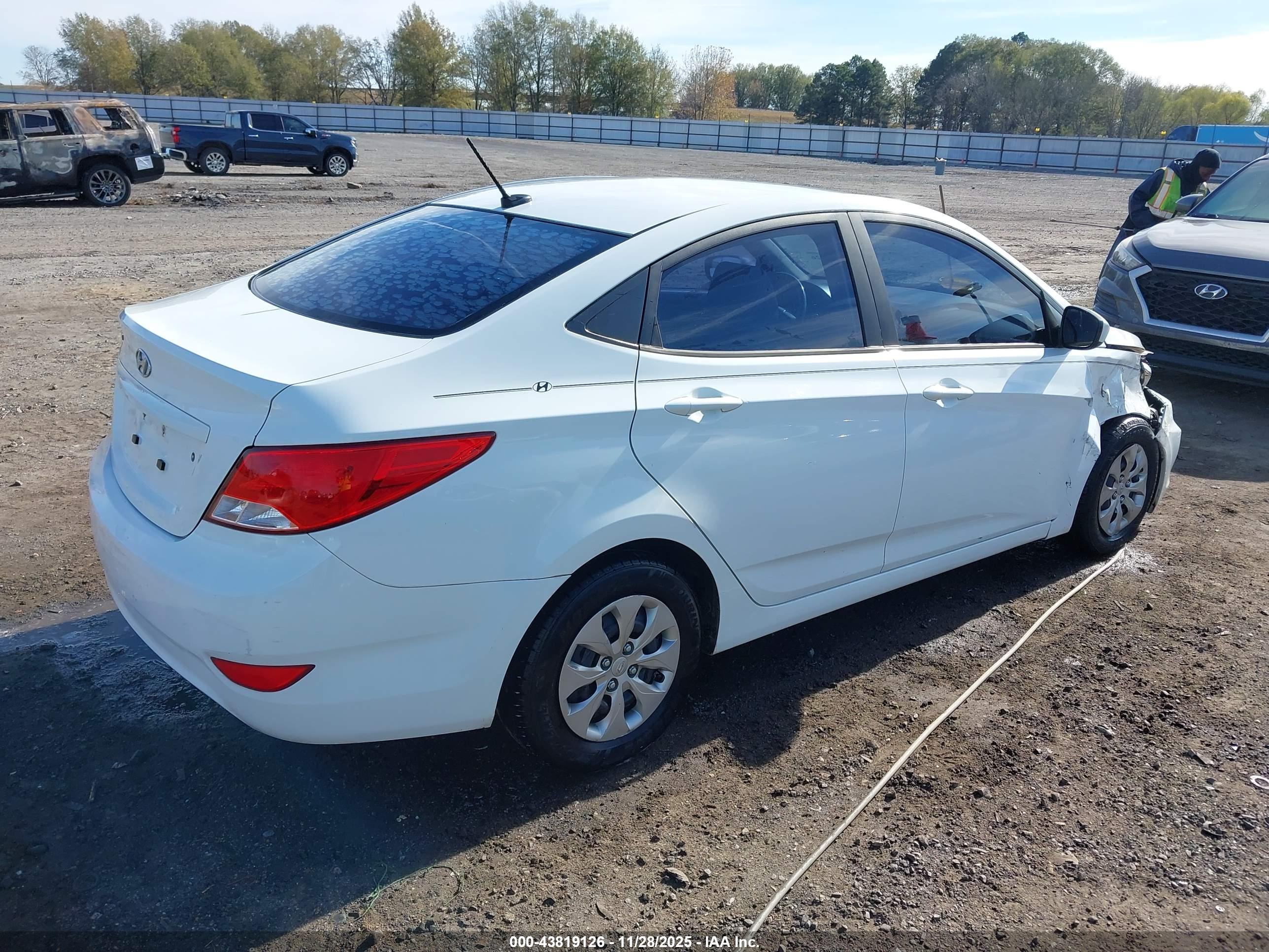 HYUNDAI ACCENT image 4