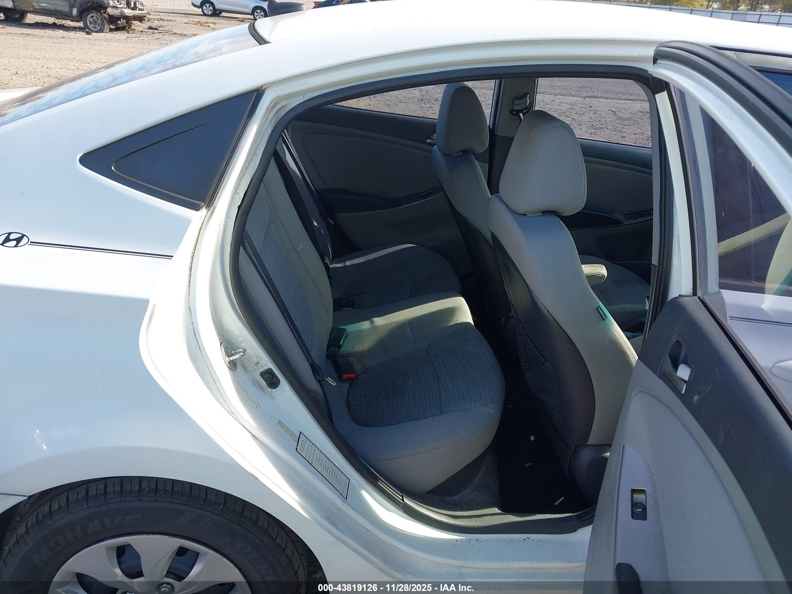 HYUNDAI ACCENT image 8