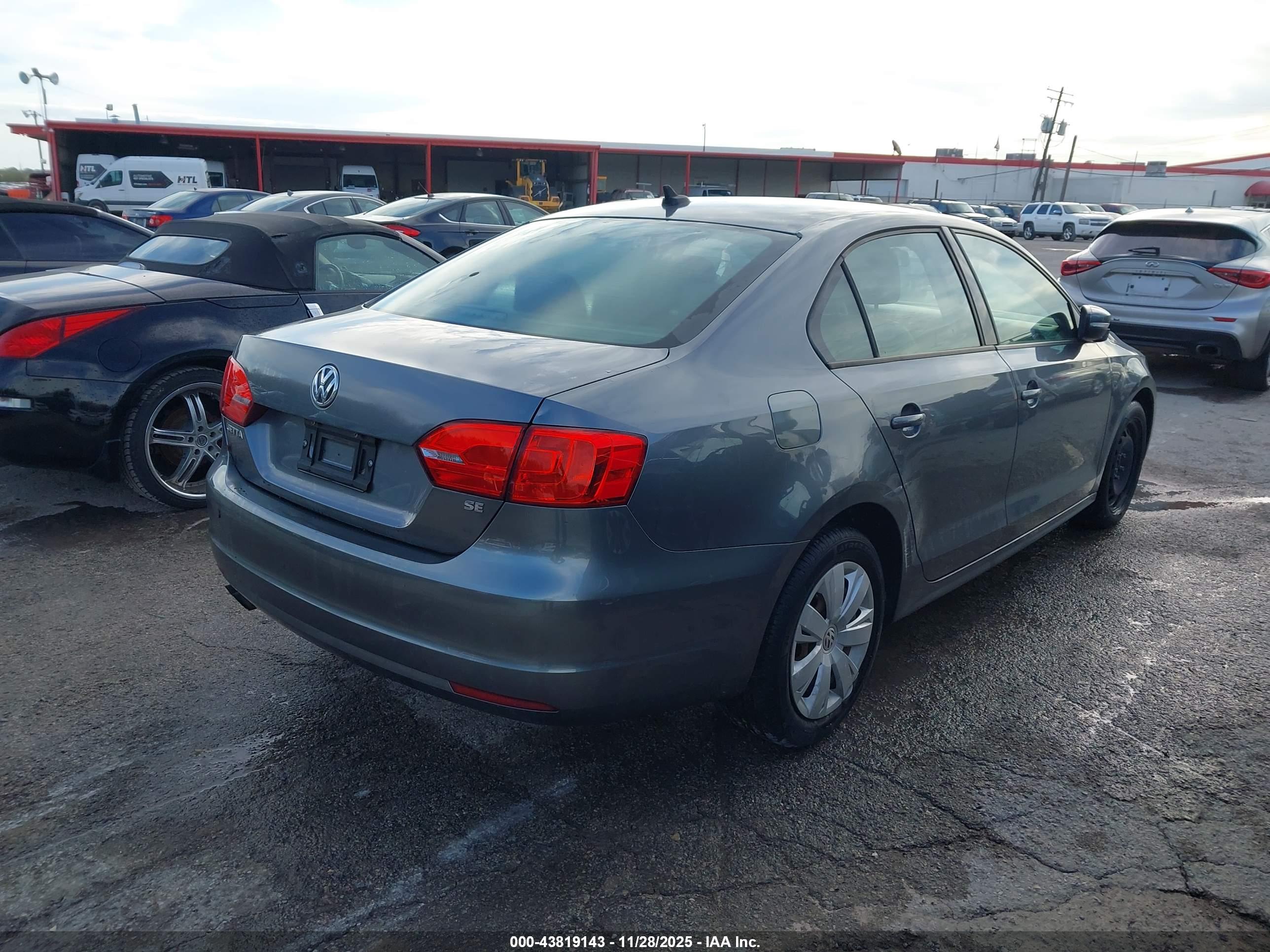 VOLKSWAGEN JETTA image 4