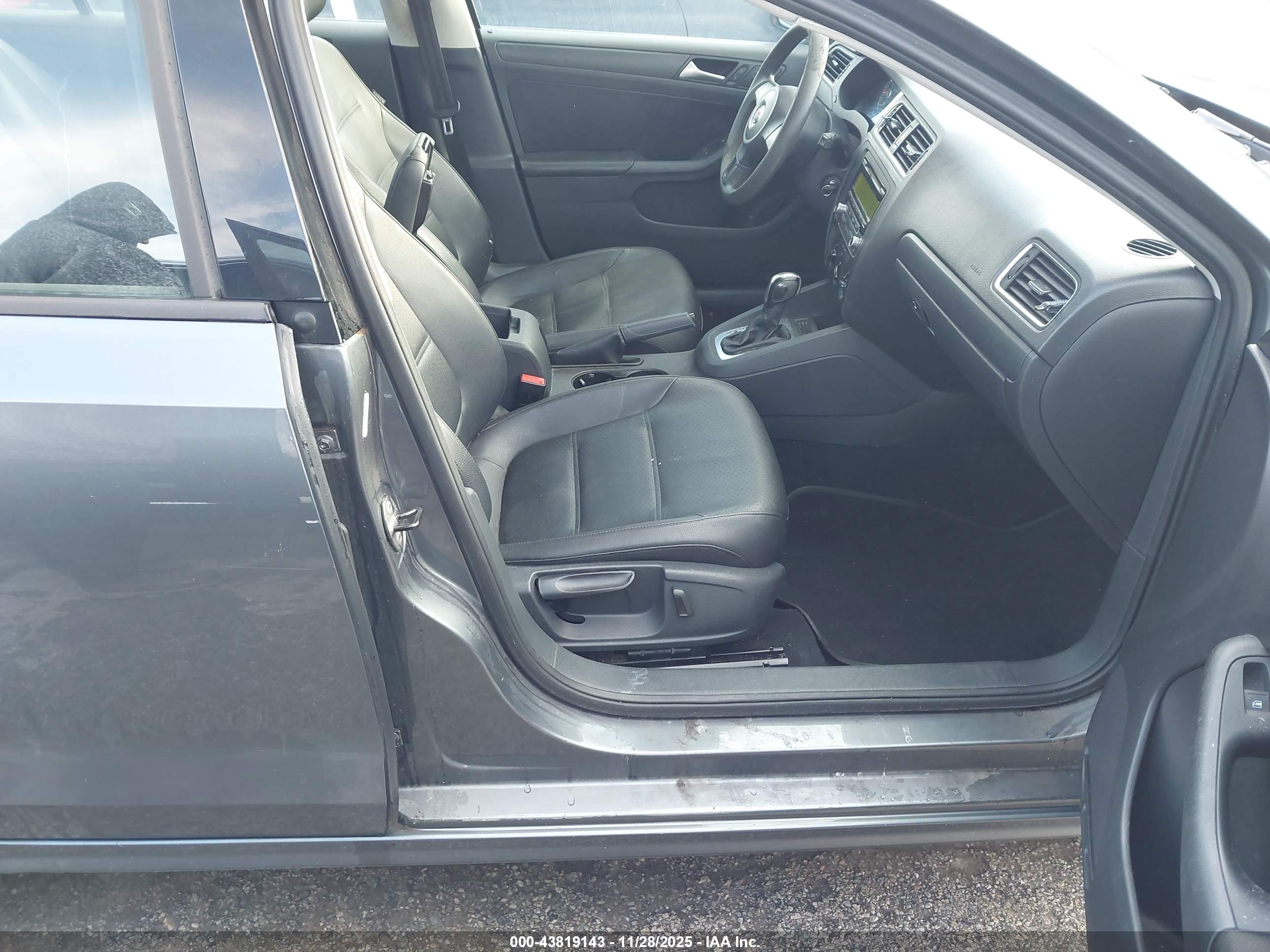 VOLKSWAGEN JETTA image 5