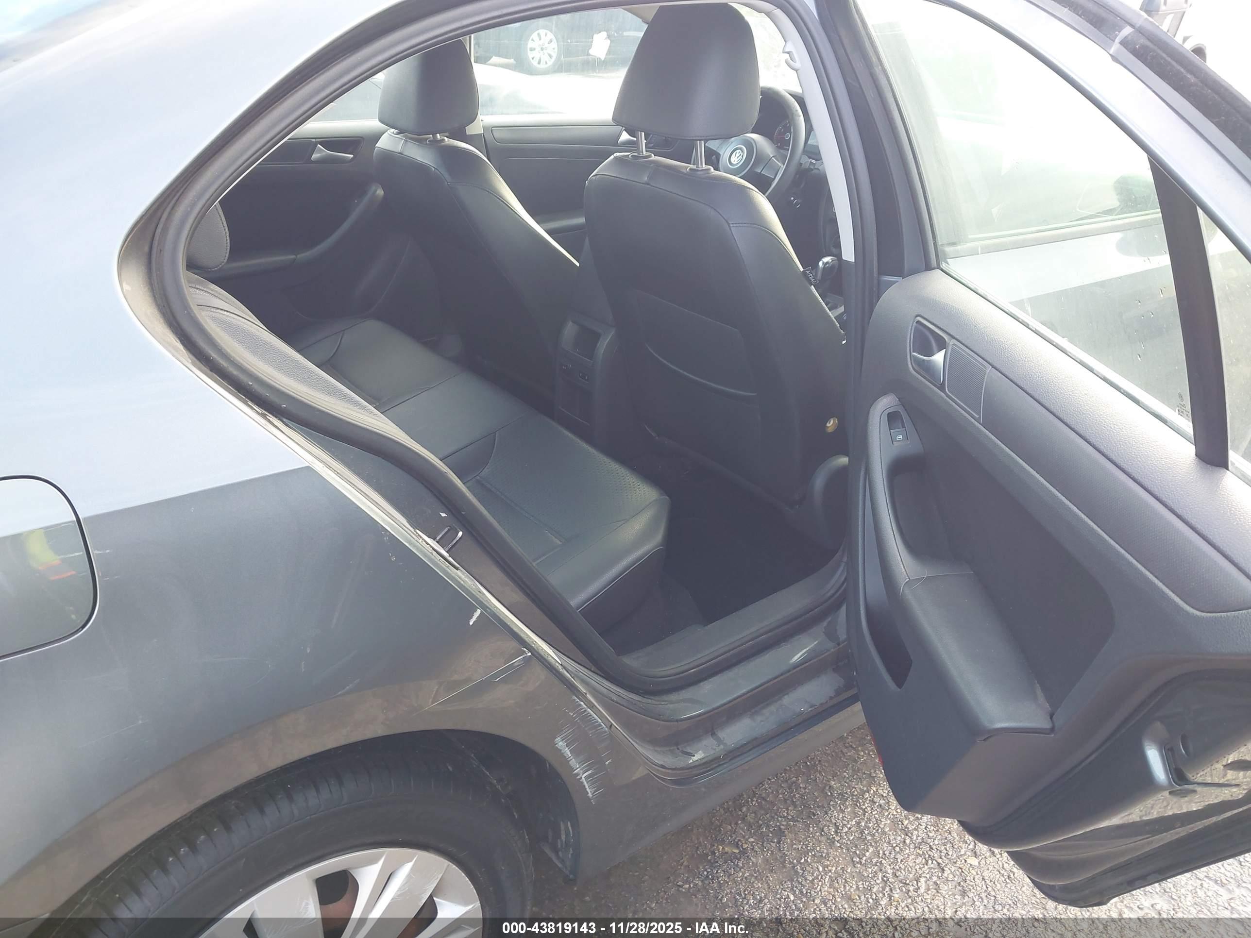 VOLKSWAGEN JETTA image 8