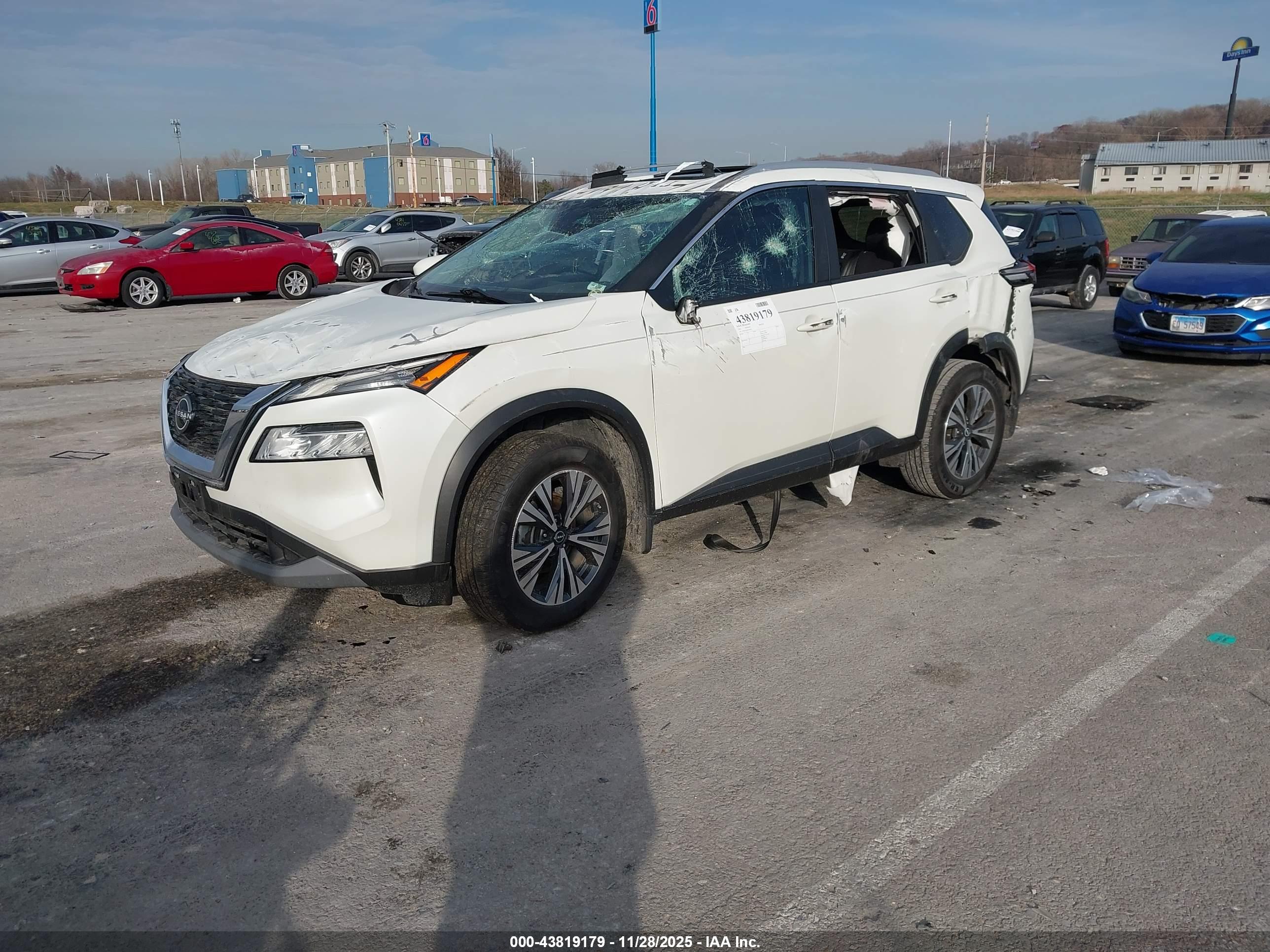 NISSAN ROGUE image 2