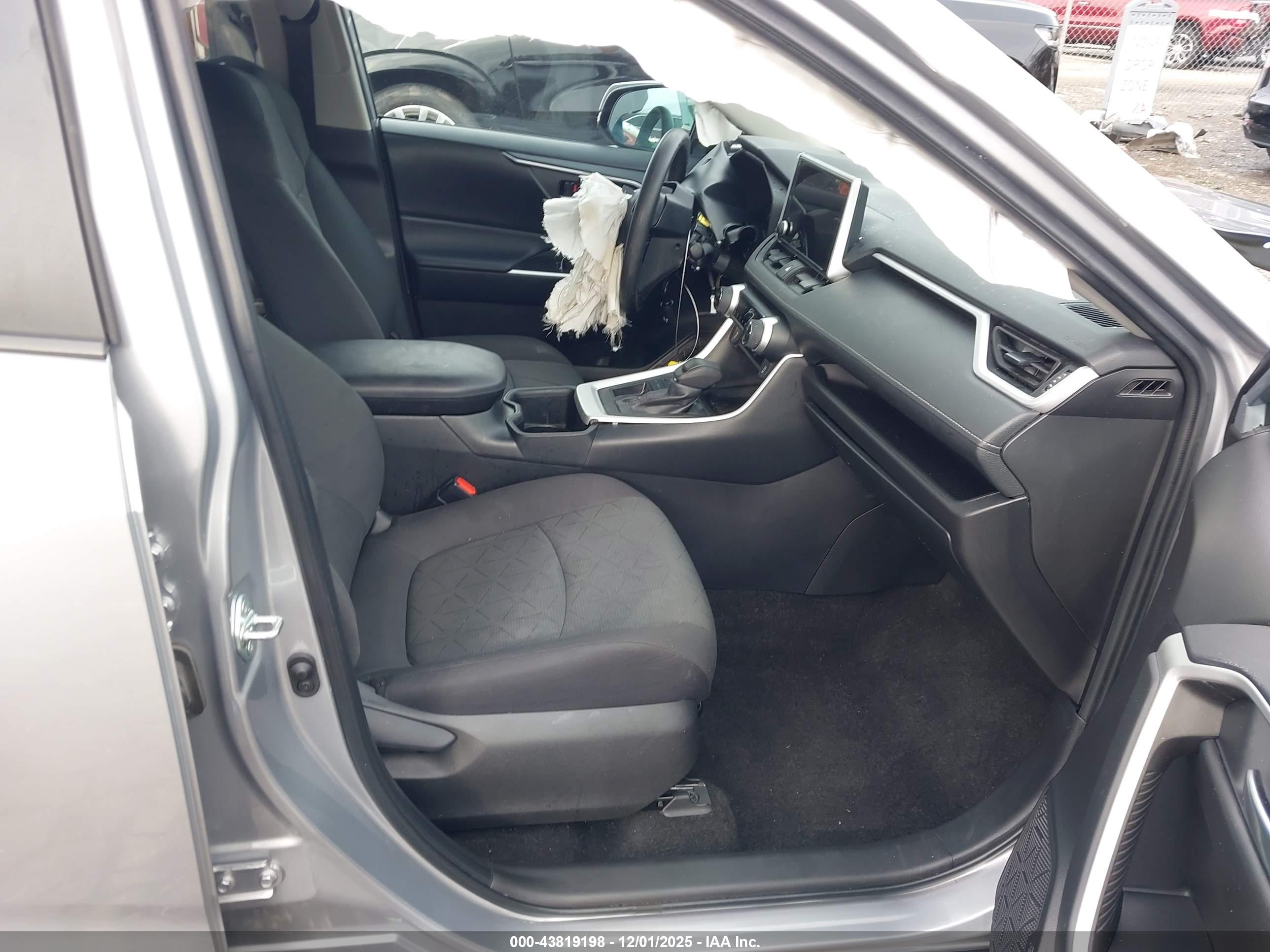 TOYOTA RAV4 image 5