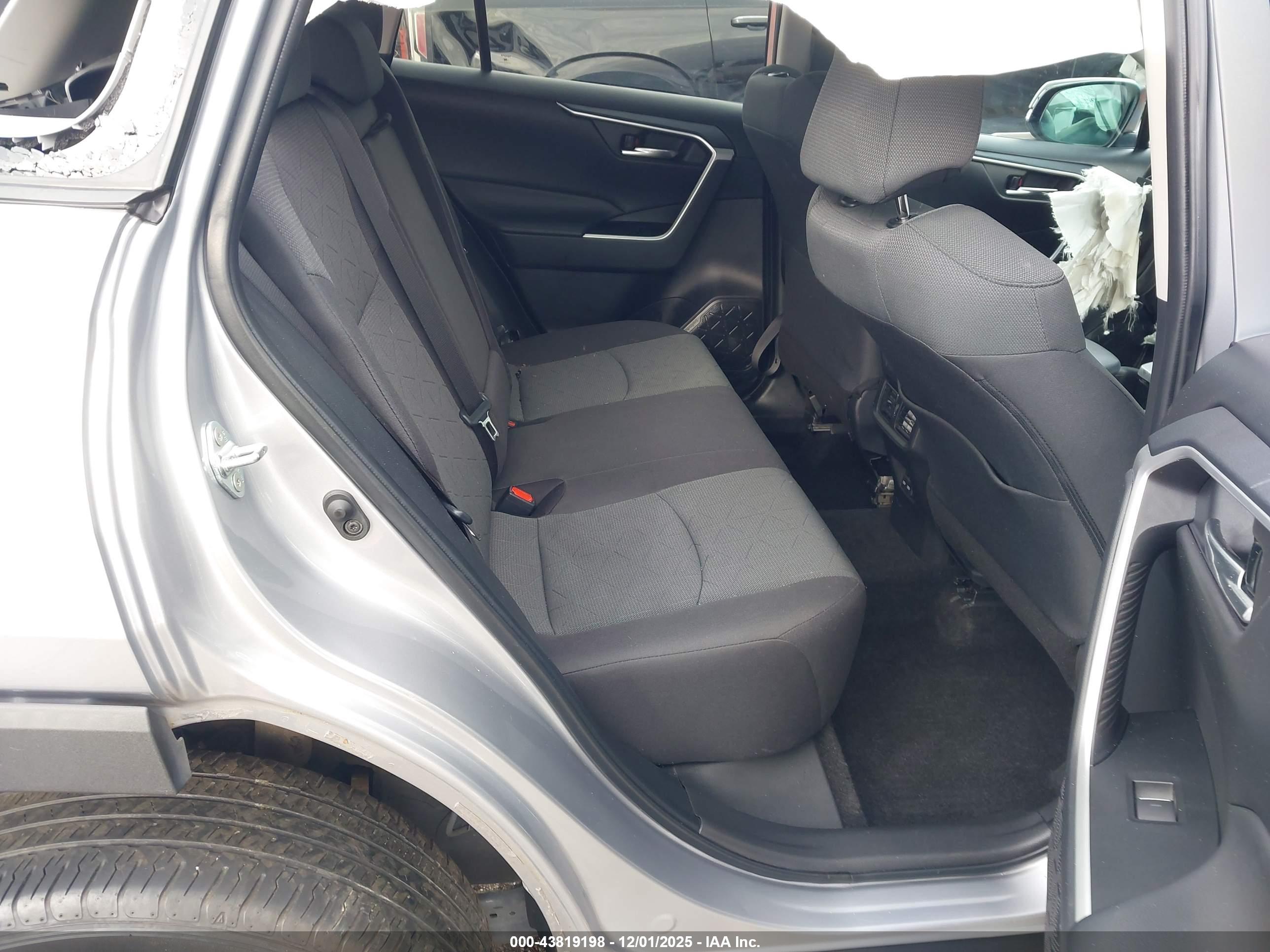 TOYOTA RAV4 image 8