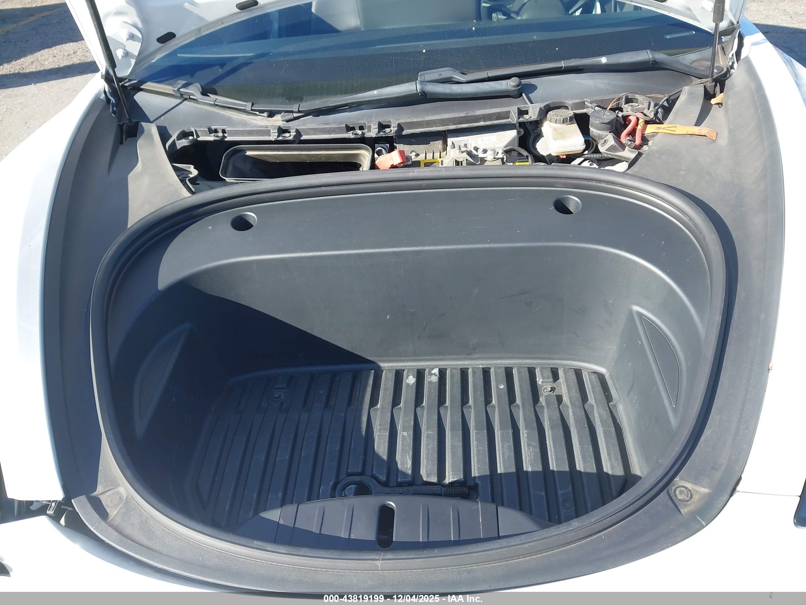 TESLA MODEL image 10