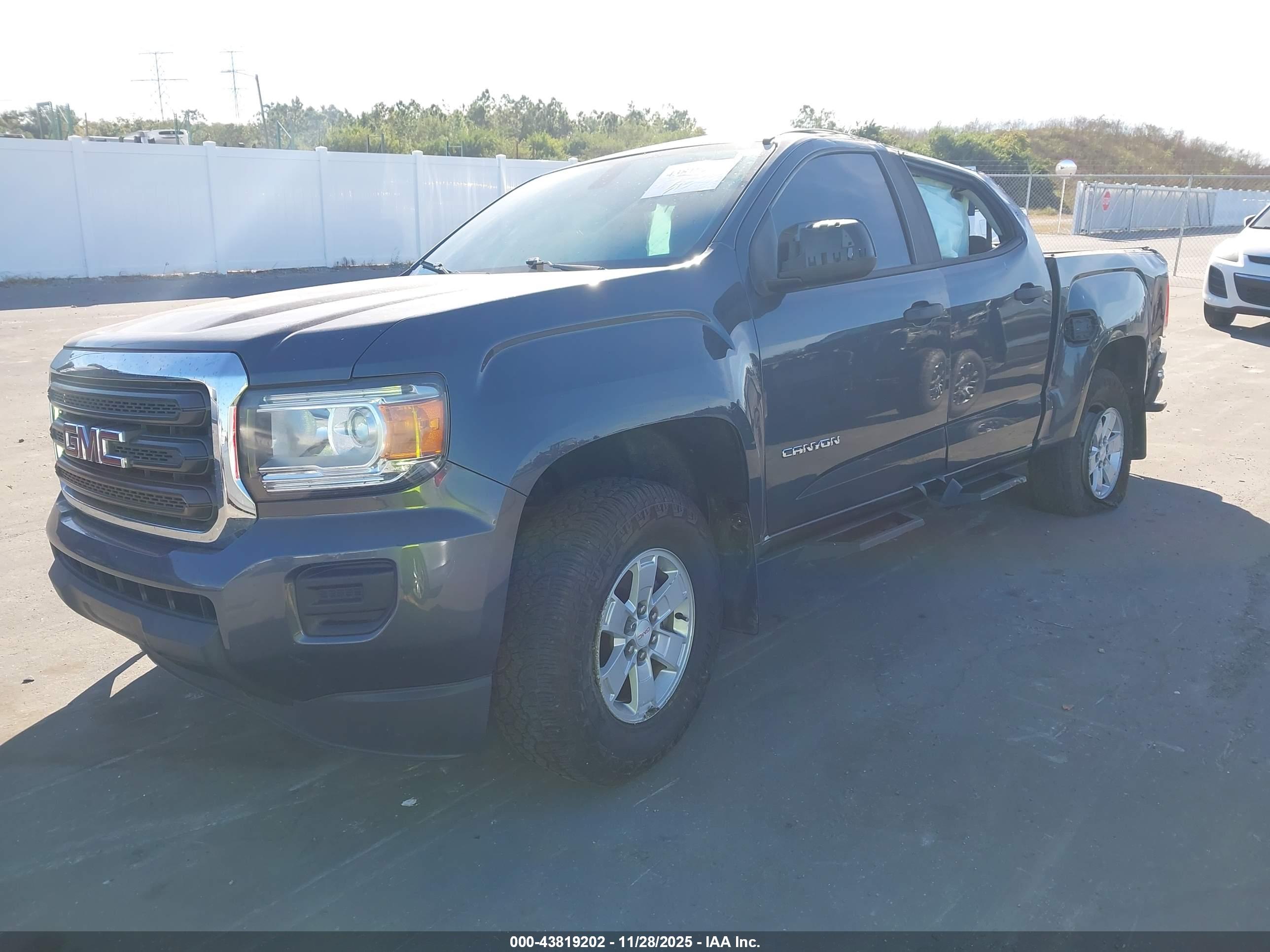 GMC CANYON image 2