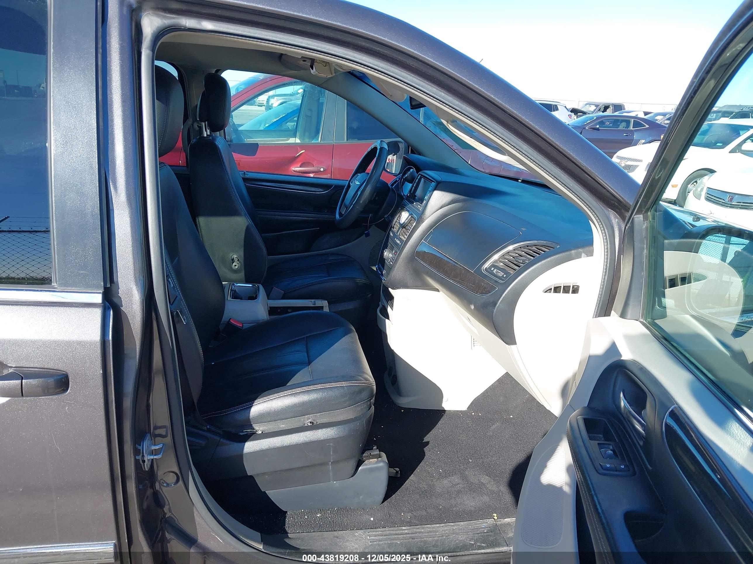 CHRYSLER TOWN image 5