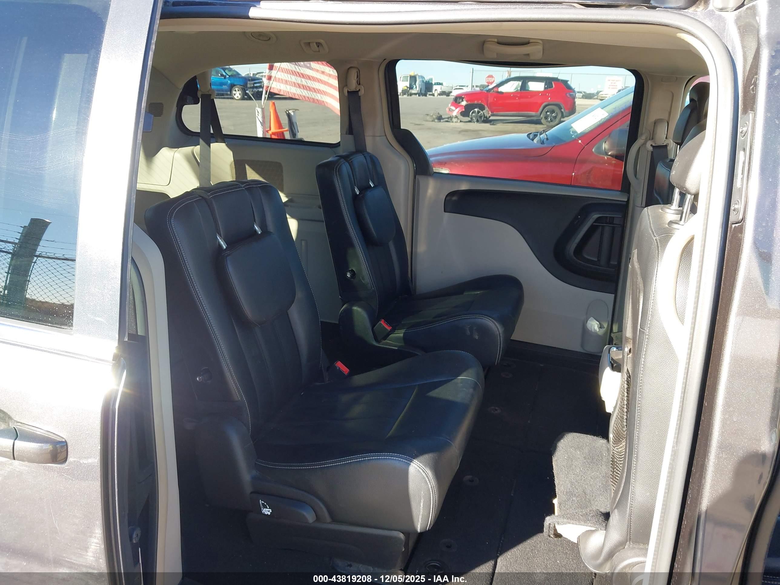 CHRYSLER TOWN image 8