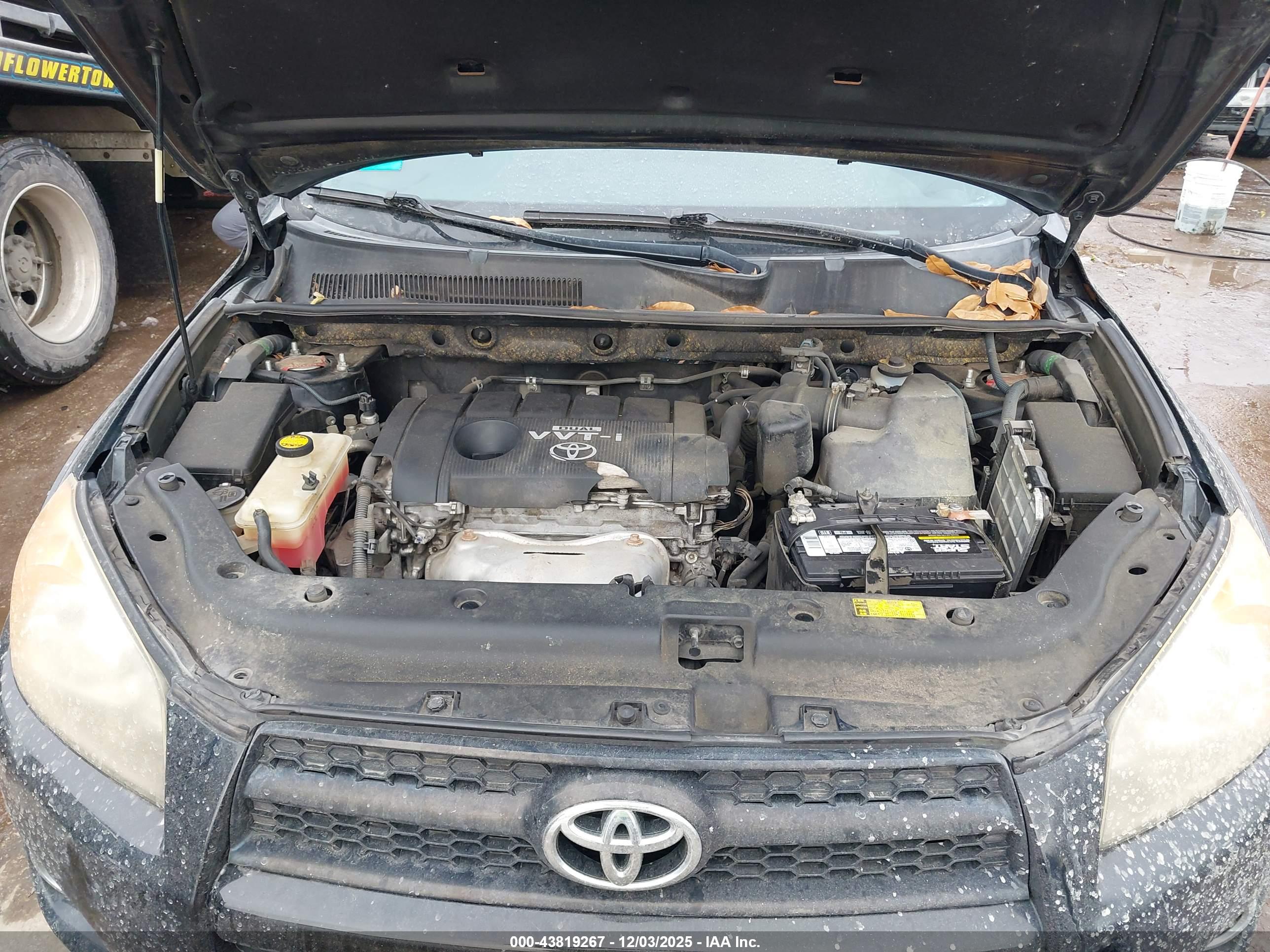 TOYOTA RAV4 image 10