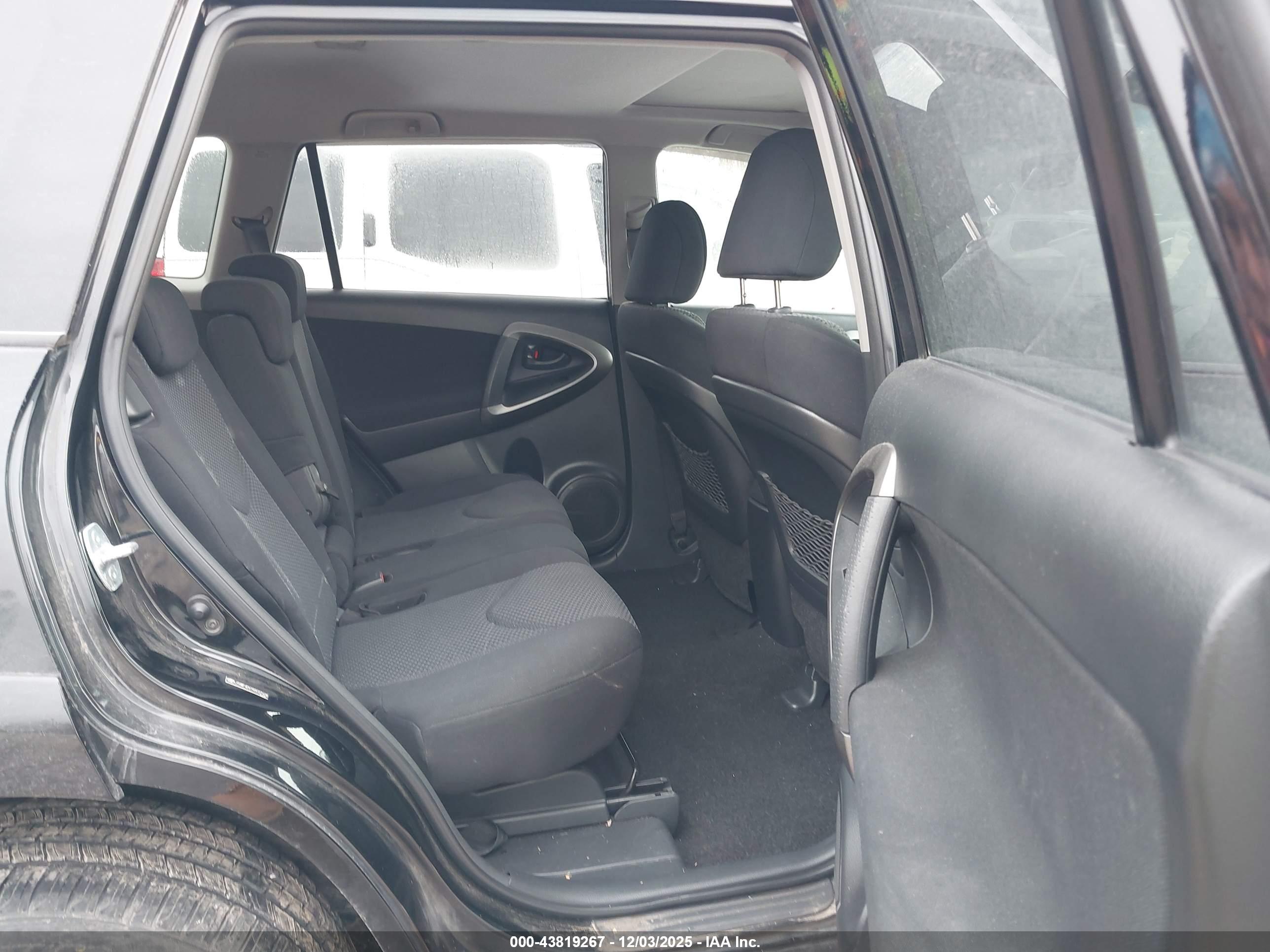 TOYOTA RAV4 image 8