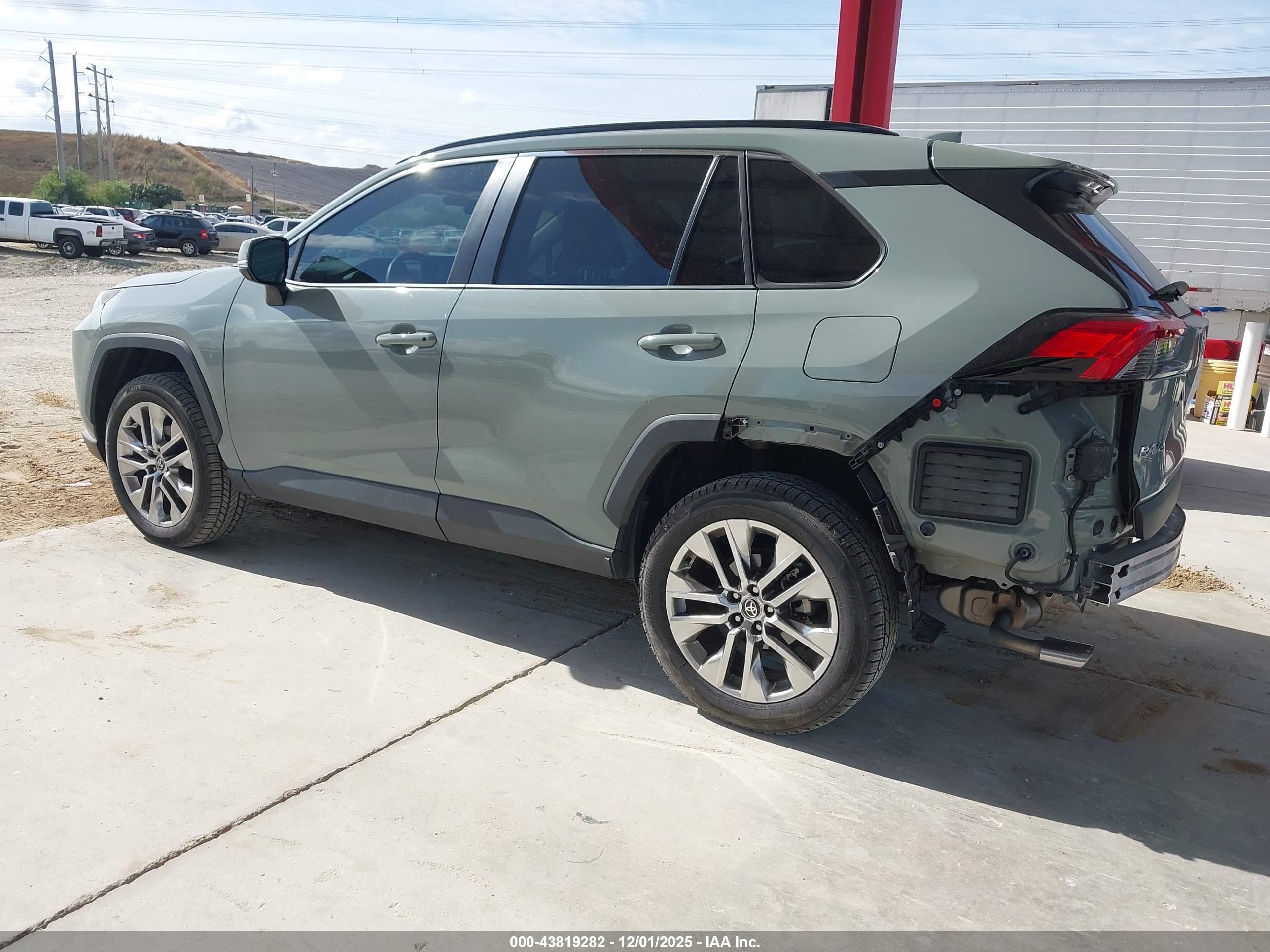TOYOTA RAV4 image 3