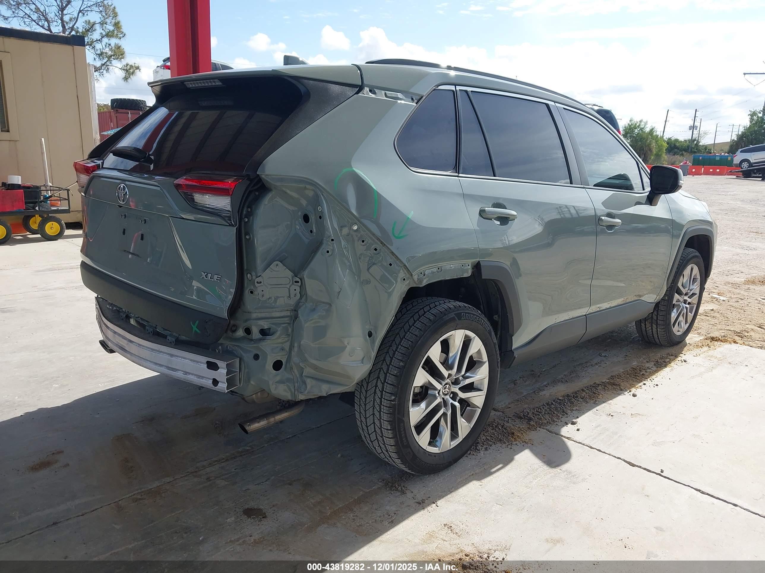 TOYOTA RAV4 image 4