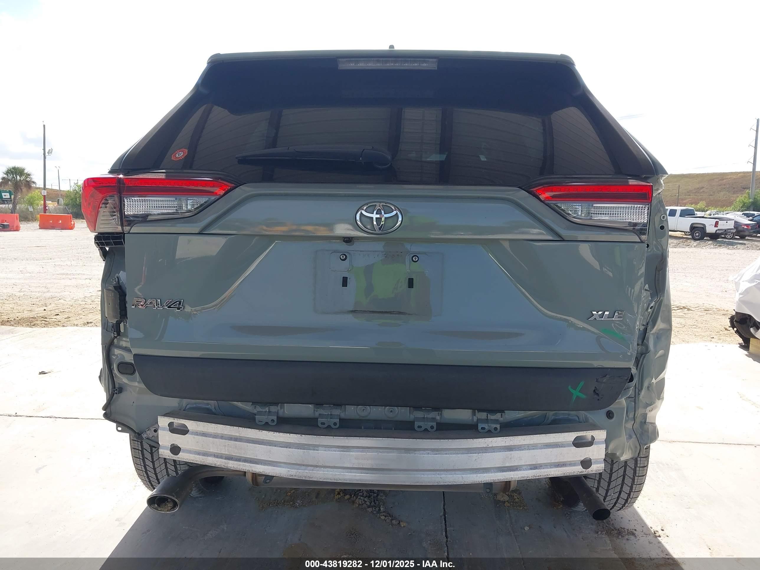 TOYOTA RAV4 image 6