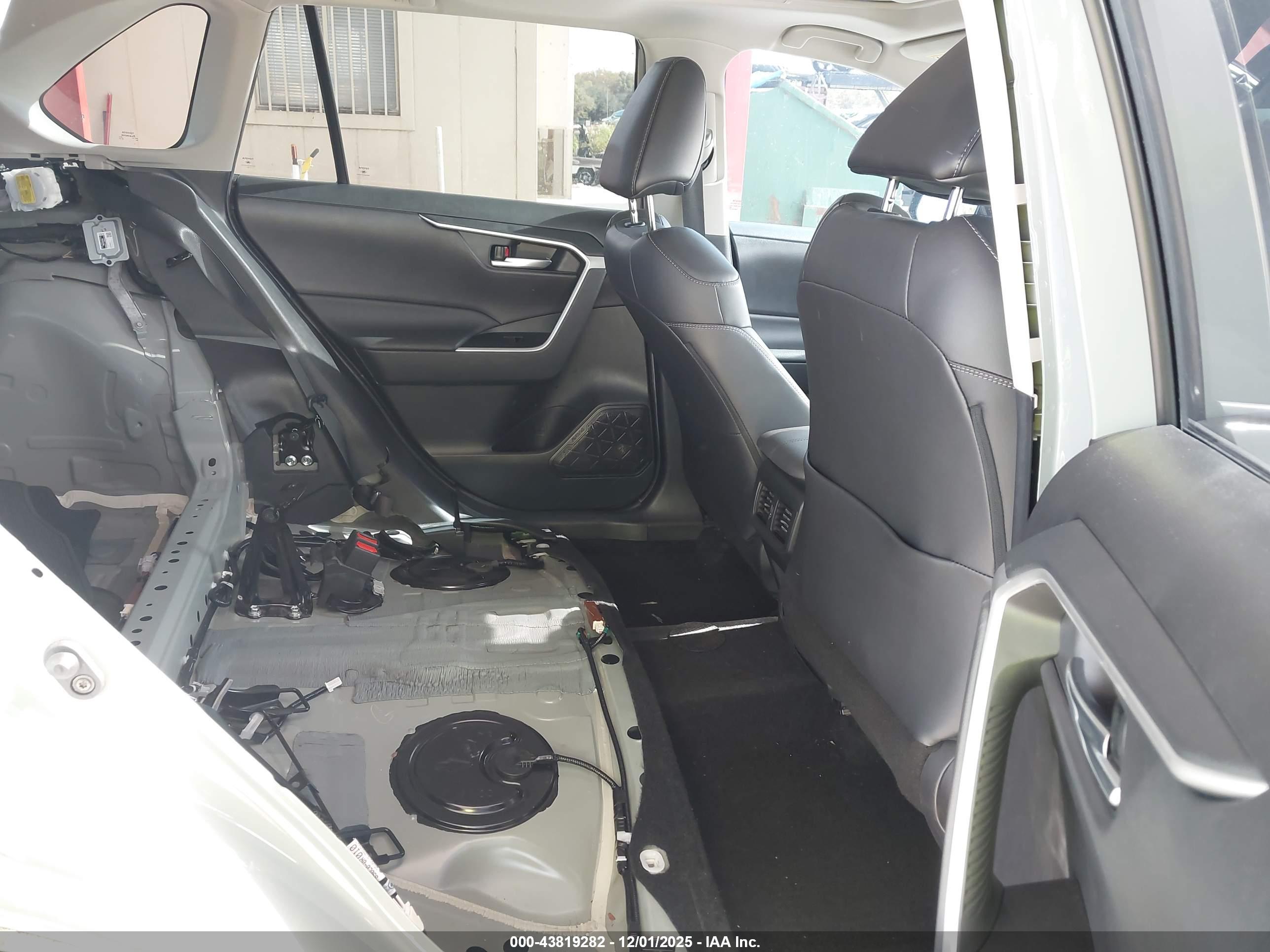 TOYOTA RAV4 image 8
