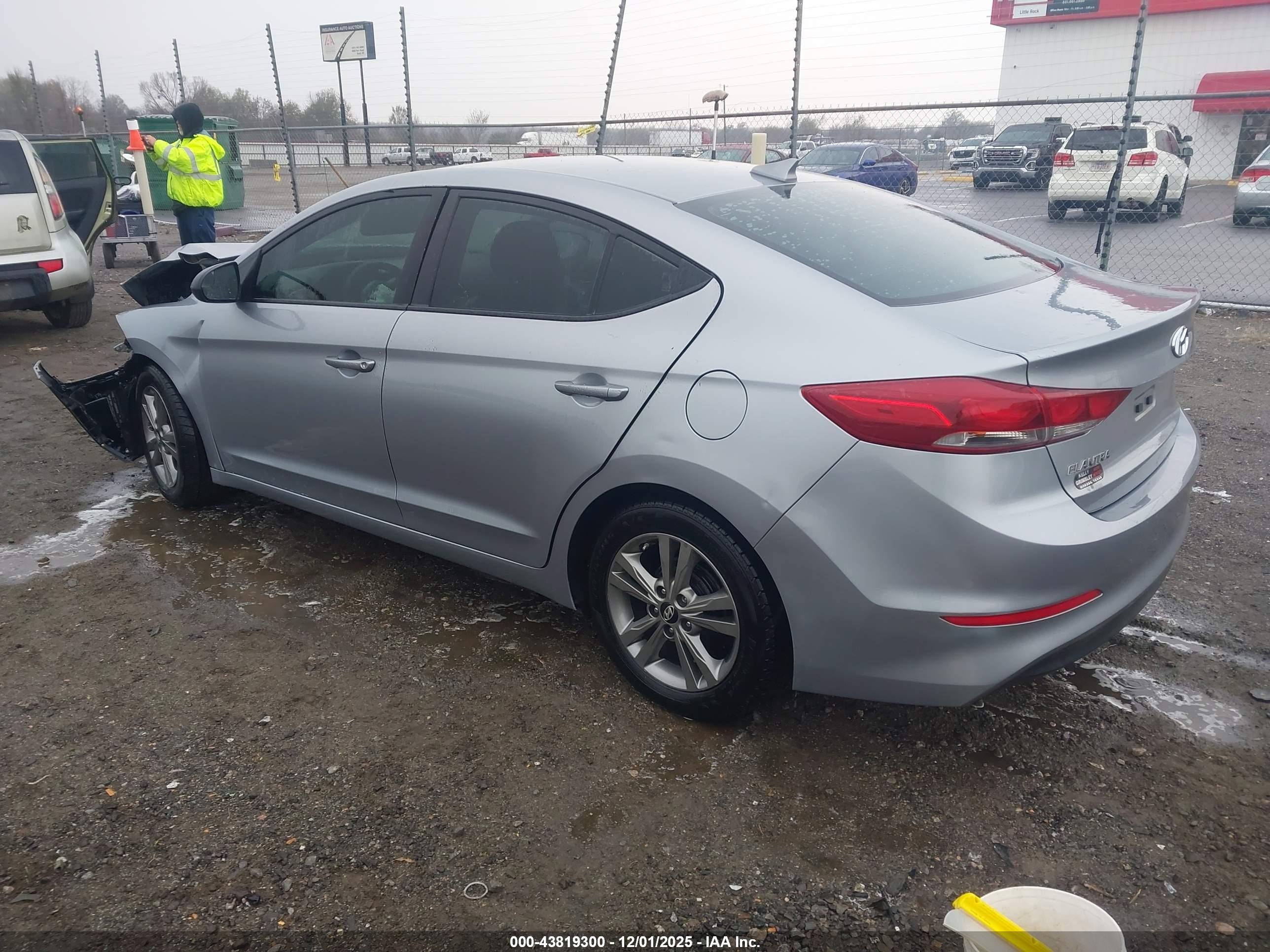 HYUNDAI ELANTRA image 3