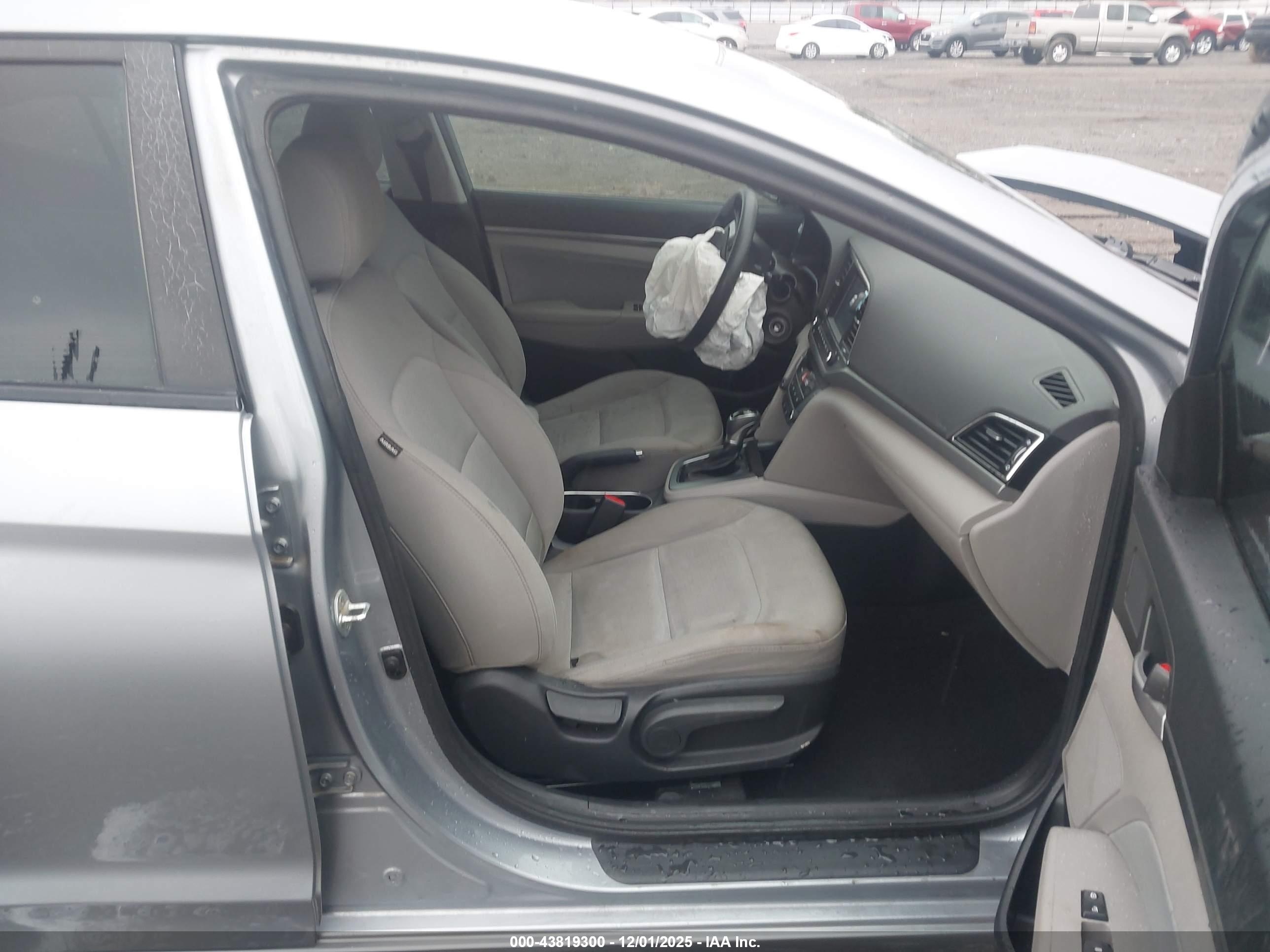 HYUNDAI ELANTRA image 5