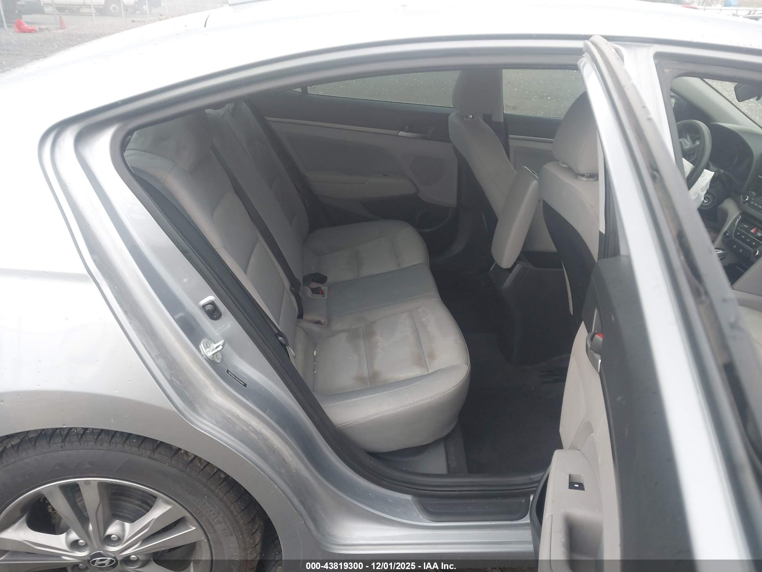 HYUNDAI ELANTRA image 8