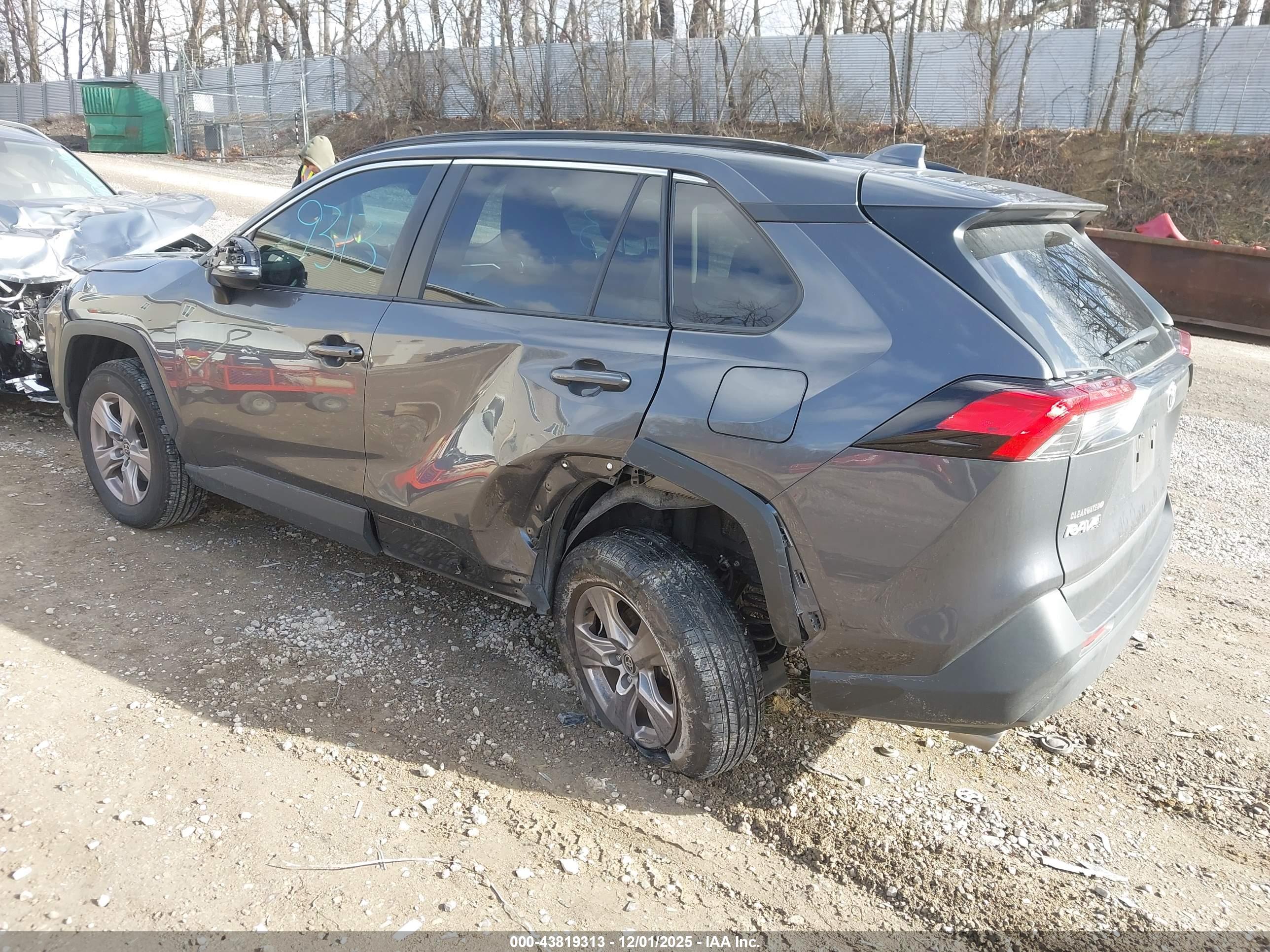 TOYOTA RAV4 image 3